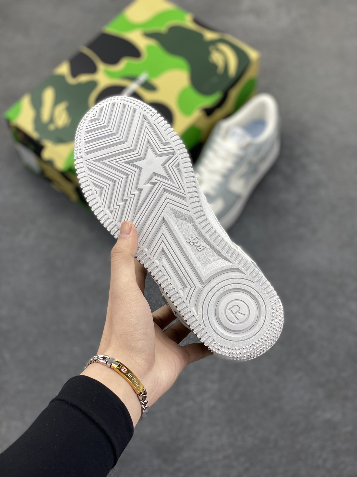 图片[5]-福利特价 潮流教父nigo品牌 明星同款 Bape Sta 绿黑灰 经典百搭休闲运动板鞋 经典猿人头设计 纯正版型 海玻璃鞋垫 内置全掌气垫 全套顶级包装 包含猿人logo定制防尘袋 猿人logo卡片 抗压收纳抽屉式鞋盒 官方同步正码 货号：1I70191022 尺码：36 36.5 37.5 38 38.5 39 40 40.5 41 42 42.5 43 44 44.5 45-选品中心