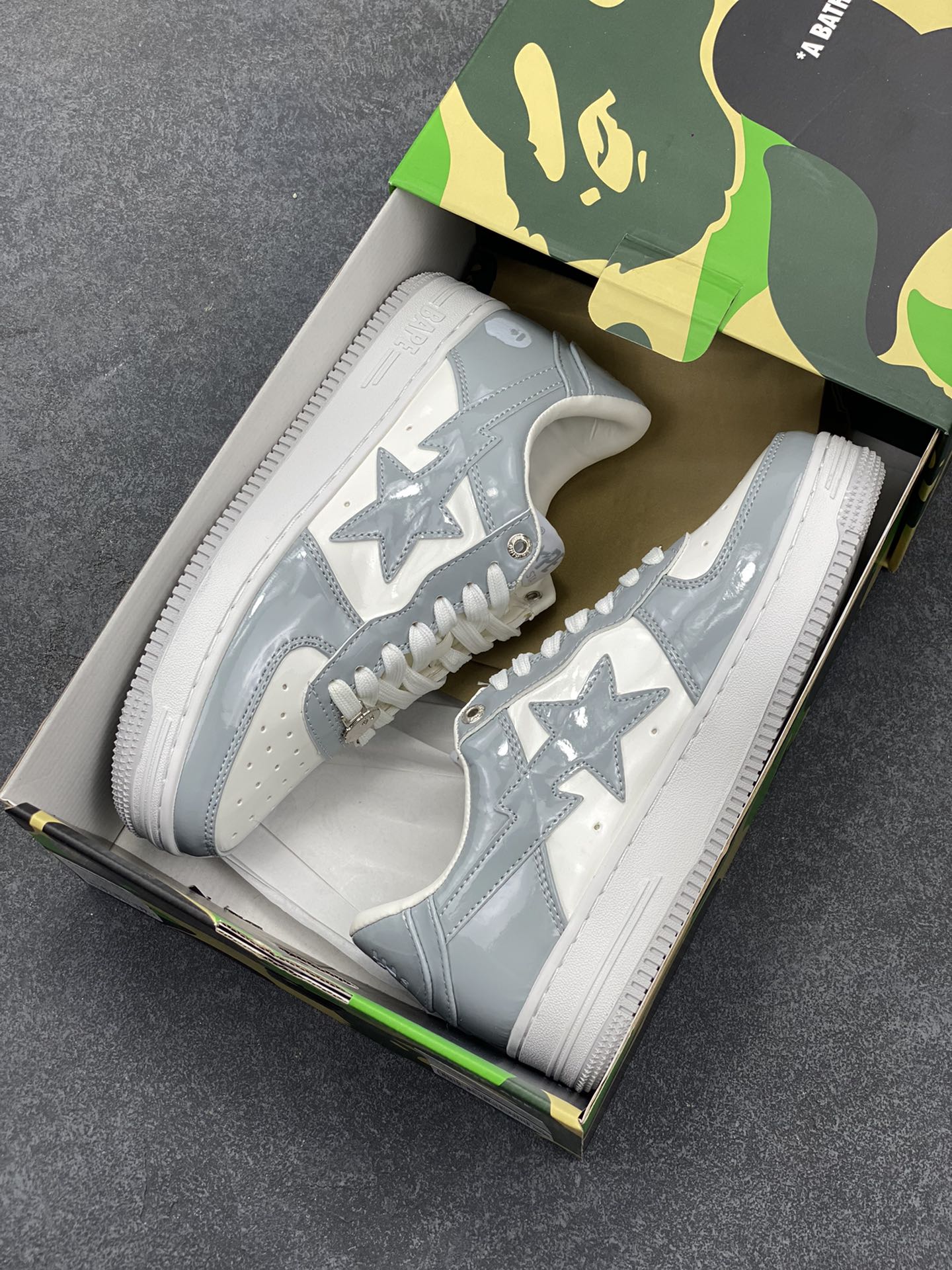 图片[9]-福利特价 潮流教父nigo品牌 明星同款 Bape Sta 绿黑灰 经典百搭休闲运动板鞋 经典猿人头设计 纯正版型 海玻璃鞋垫 内置全掌气垫 全套顶级包装 包含猿人logo定制防尘袋 猿人logo卡片 抗压收纳抽屉式鞋盒 官方同步正码 货号：1I70191022 尺码：36 36.5 37.5 38 38.5 39 40 40.5 41 42 42.5 43 44 44.5 45-选品中心