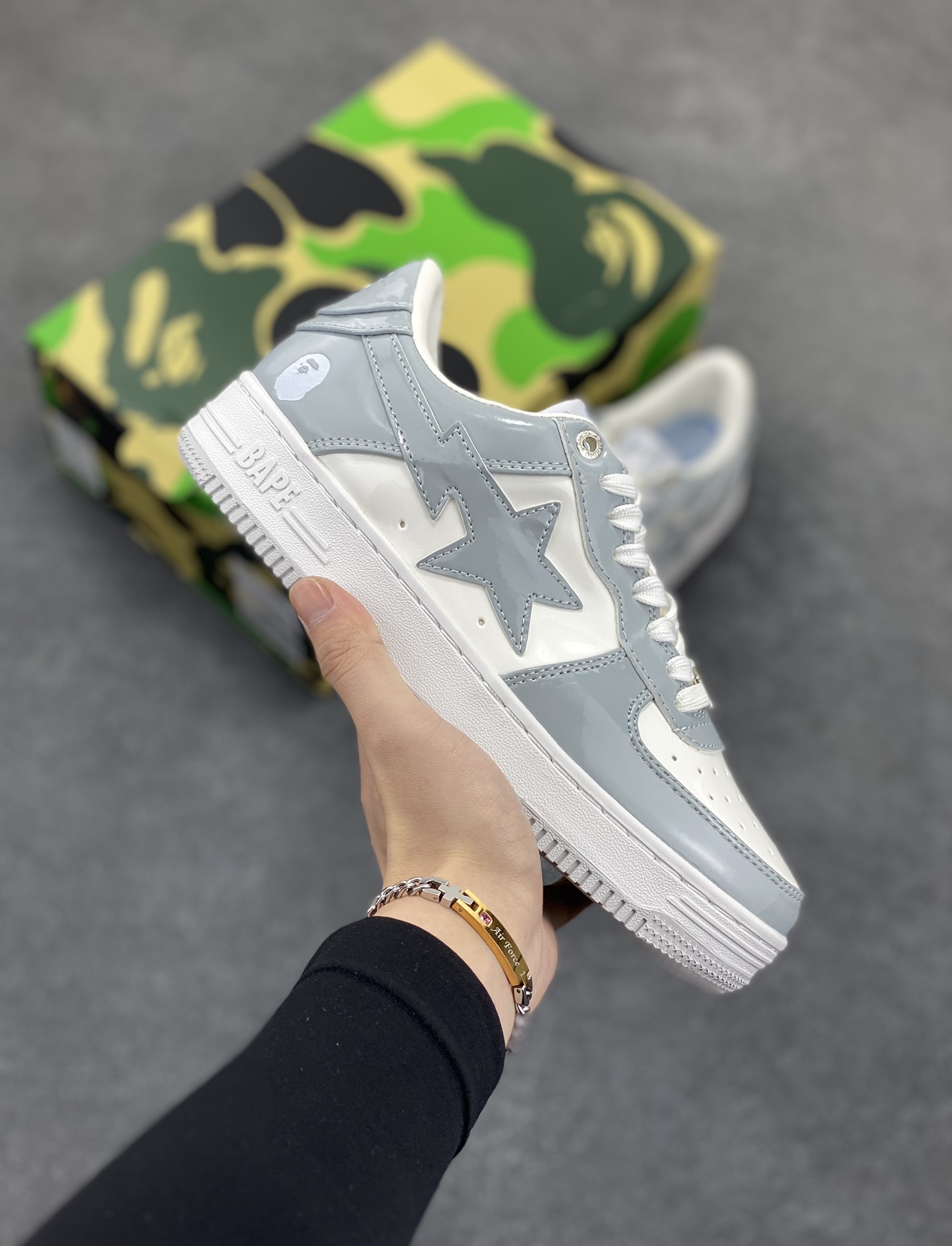 福利特价 潮流教父nigo品牌 明星同款 Bape Sta 绿黑灰 经典百搭休闲运动板鞋 经典猿人头设计 纯正版型 海玻璃鞋垫 内置全掌气垫 全套顶级包装 包含猿人logo定制防尘袋 猿人logo卡片 抗压收纳抽屉式鞋盒 官方同步正码 货号:1I70191022 尺码:36 36.5 37.5 38 38.5 39 40 40.5 41 42 42.5 43 44 44.5 45-选品中心