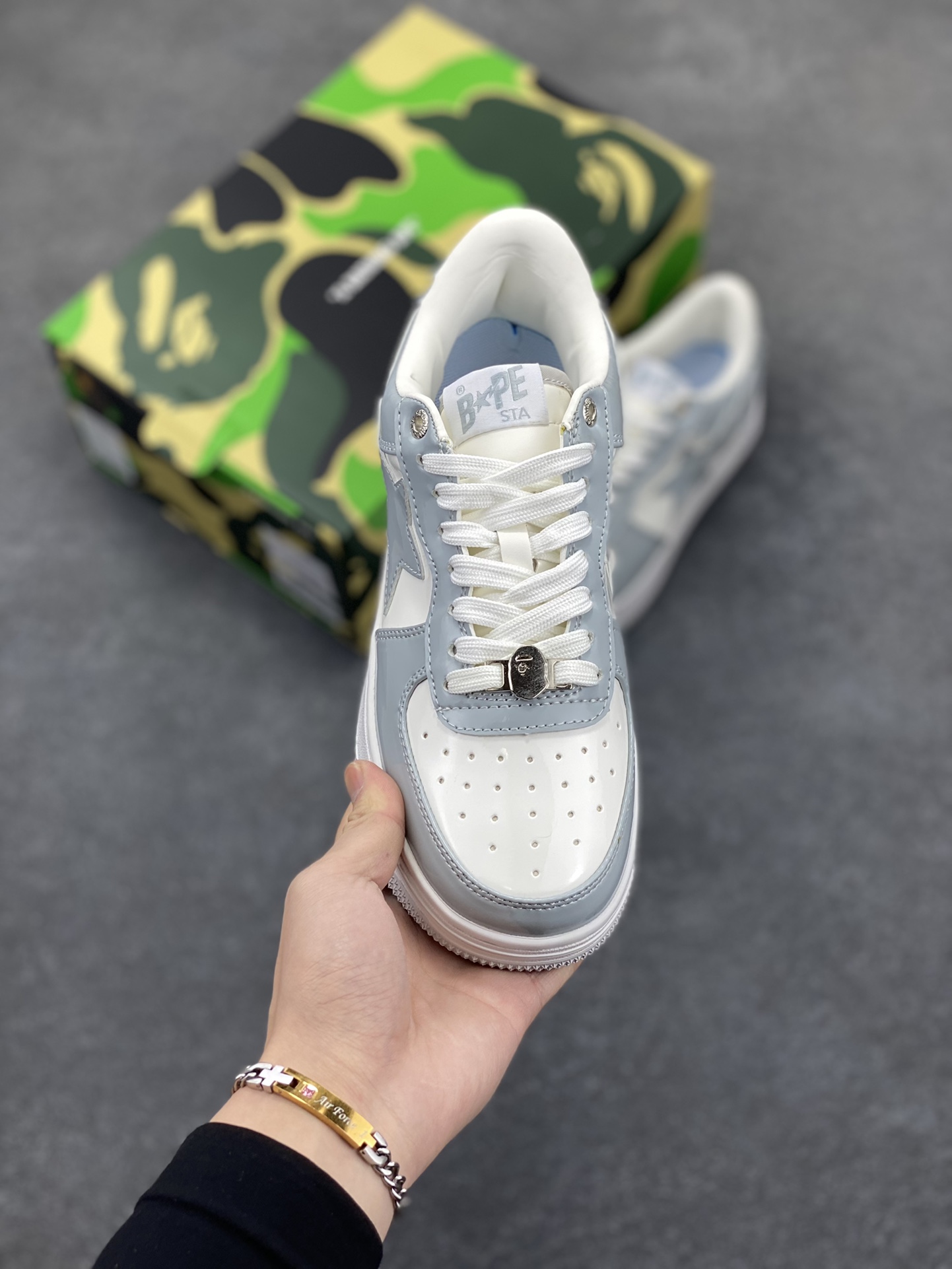 图片[2]-福利特价 潮流教父nigo品牌 明星同款 Bape Sta 绿黑灰 经典百搭休闲运动板鞋 经典猿人头设计 纯正版型 海玻璃鞋垫 内置全掌气垫 全套顶级包装 包含猿人logo定制防尘袋 猿人logo卡片 抗压收纳抽屉式鞋盒 官方同步正码 货号：1I70191022 尺码：36 36.5 37.5 38 38.5 39 40 40.5 41 42 42.5 43 44 44.5 45-选品中心