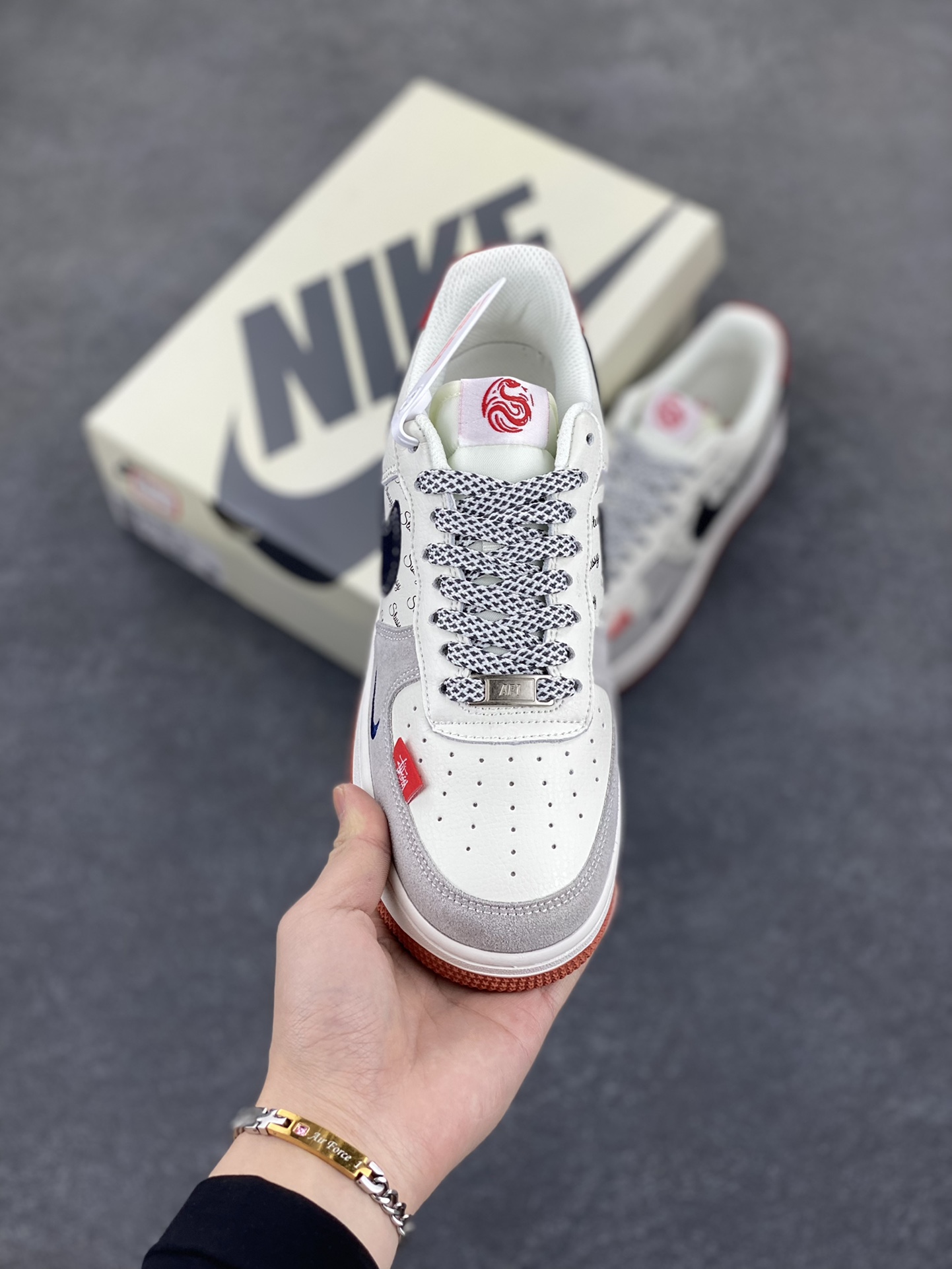 图片[2]-Nike Air Force 1 Low 空军一号低帮百搭休闲运动板鞋。柔软、弹性十足的缓震性能和出色的中底设计，横跨复古与现代的外型结合，造就出风靡全球三十多年的Force 1，直到今天还深受青睐。 货号：XS1958-502 尺码：36 36.5 37.5 38 38.5 39 40 40.5 41 42 42.5 43 44 44.5 45-选品中心