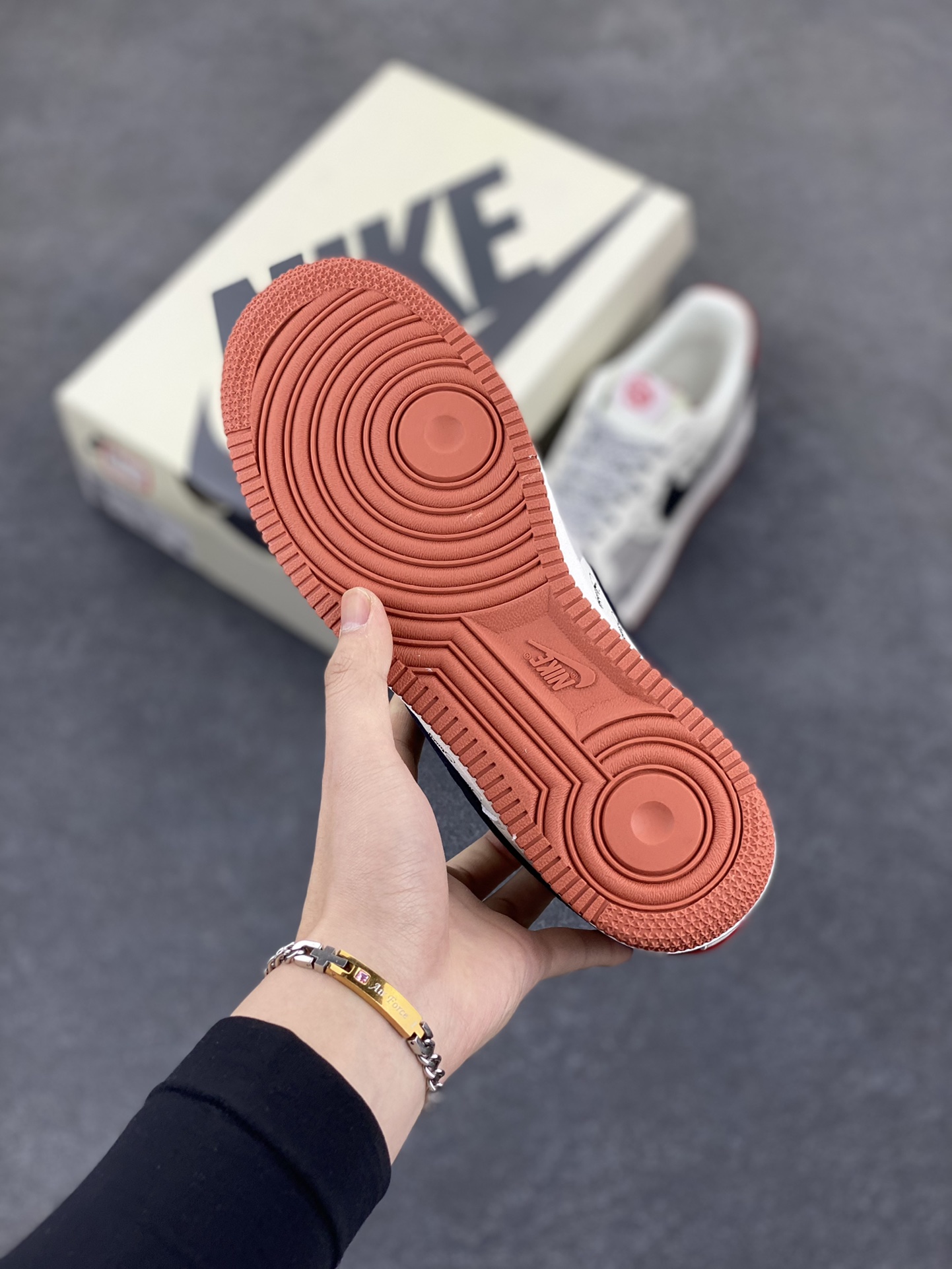 图片[5]-Nike Air Force 1 Low 空军一号低帮百搭休闲运动板鞋。柔软、弹性十足的缓震性能和出色的中底设计，横跨复古与现代的外型结合，造就出风靡全球三十多年的Force 1，直到今天还深受青睐。 货号：XS1958-502 尺码：36 36.5 37.5 38 38.5 39 40 40.5 41 42 42.5 43 44 44.5 45-选品中心