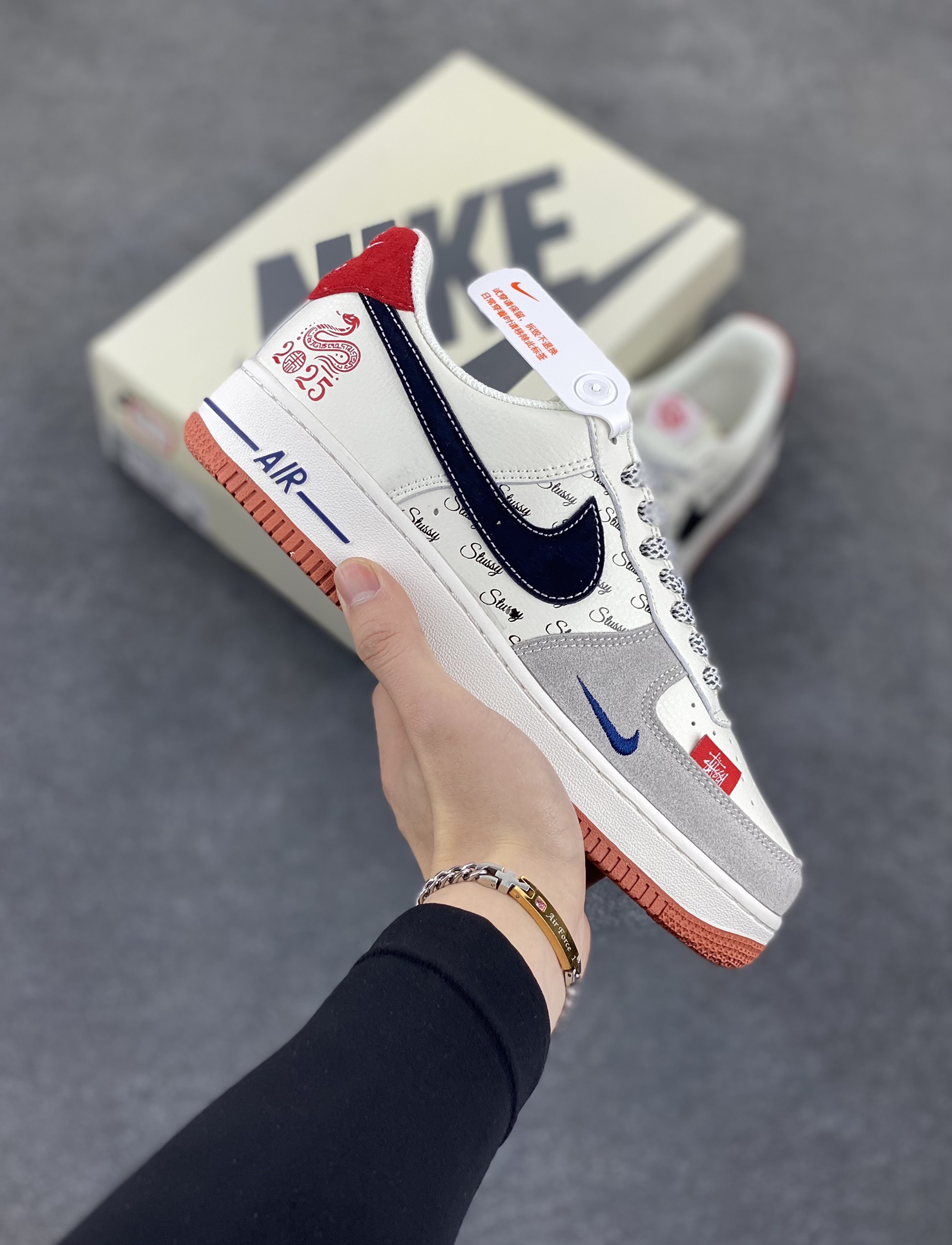 Nike Air Force 1 Low 空军一号低帮百搭休闲运动板鞋。柔软、弹性十足的缓震性能和出色的中底设计,横跨复古与现代的外型结合,造就出风靡全球三十多年的Force 1,直到今天还深受青睐。 货号:XS1958-502 尺码:36 36.5 37.5 38 38.5 39 40 40.5 41 42 42.5 43 44 44.5 45-选品中心
