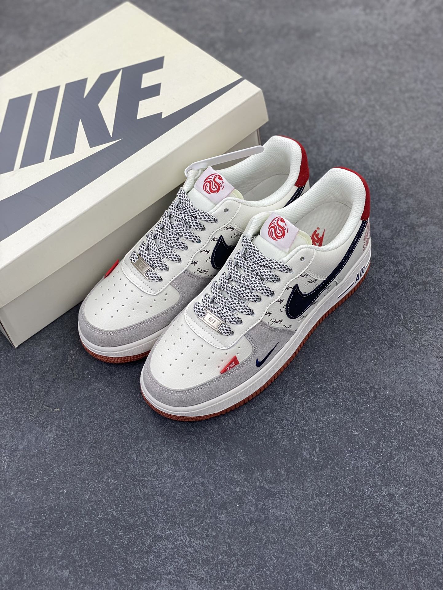 图片[8]-Nike Air Force 1 Low 空军一号低帮百搭休闲运动板鞋。柔软、弹性十足的缓震性能和出色的中底设计，横跨复古与现代的外型结合，造就出风靡全球三十多年的Force 1，直到今天还深受青睐。 货号：XS1958-502 尺码：36 36.5 37.5 38 38.5 39 40 40.5 41 42 42.5 43 44 44.5 45-选品中心