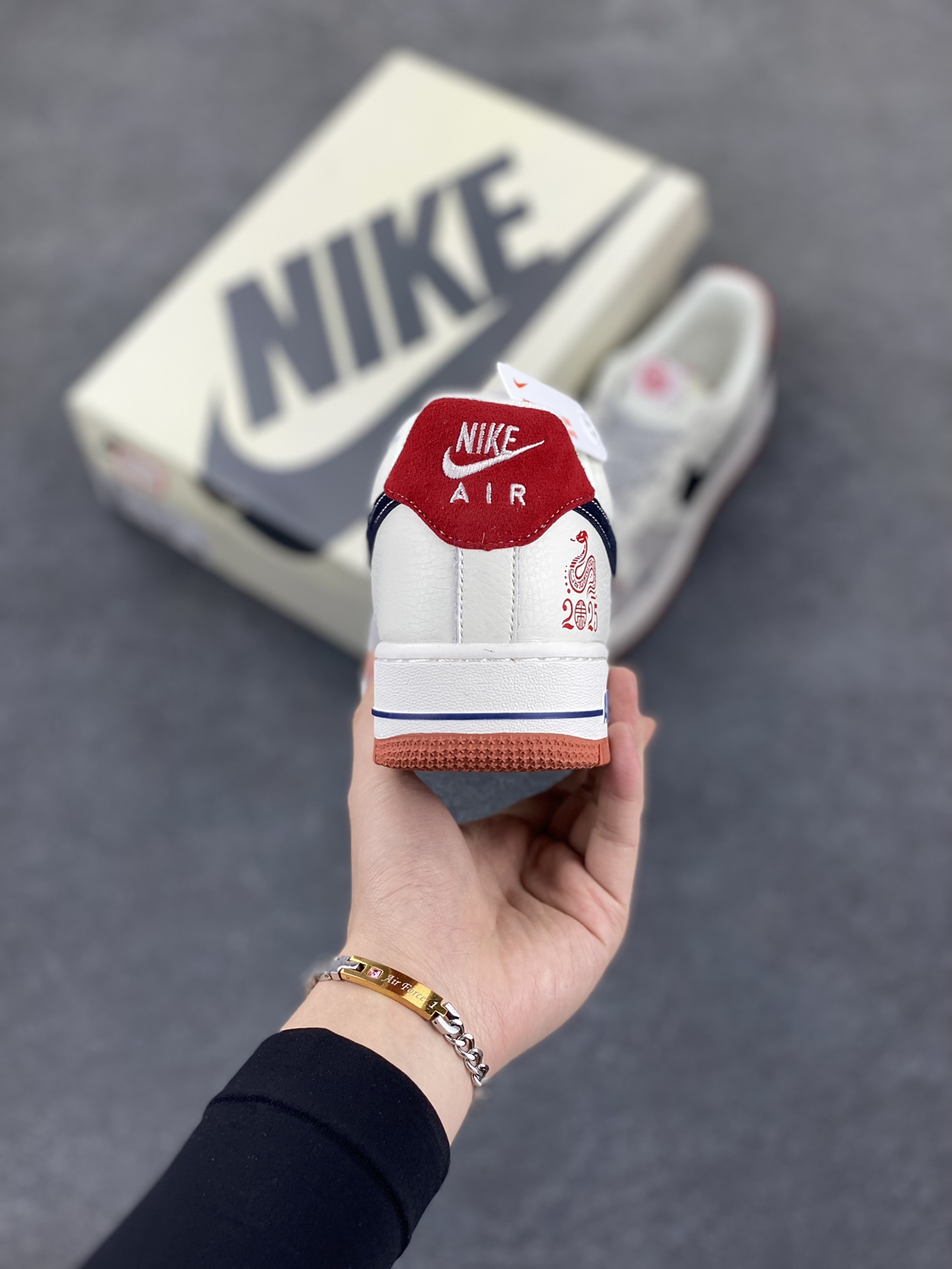 图片[4]-Nike Air Force 1 Low 空军一号低帮百搭休闲运动板鞋。柔软、弹性十足的缓震性能和出色的中底设计，横跨复古与现代的外型结合，造就出风靡全球三十多年的Force 1，直到今天还深受青睐。 货号：XS1958-502 尺码：36 36.5 37.5 38 38.5 39 40 40.5 41 42 42.5 43 44 44.5 45-选品中心