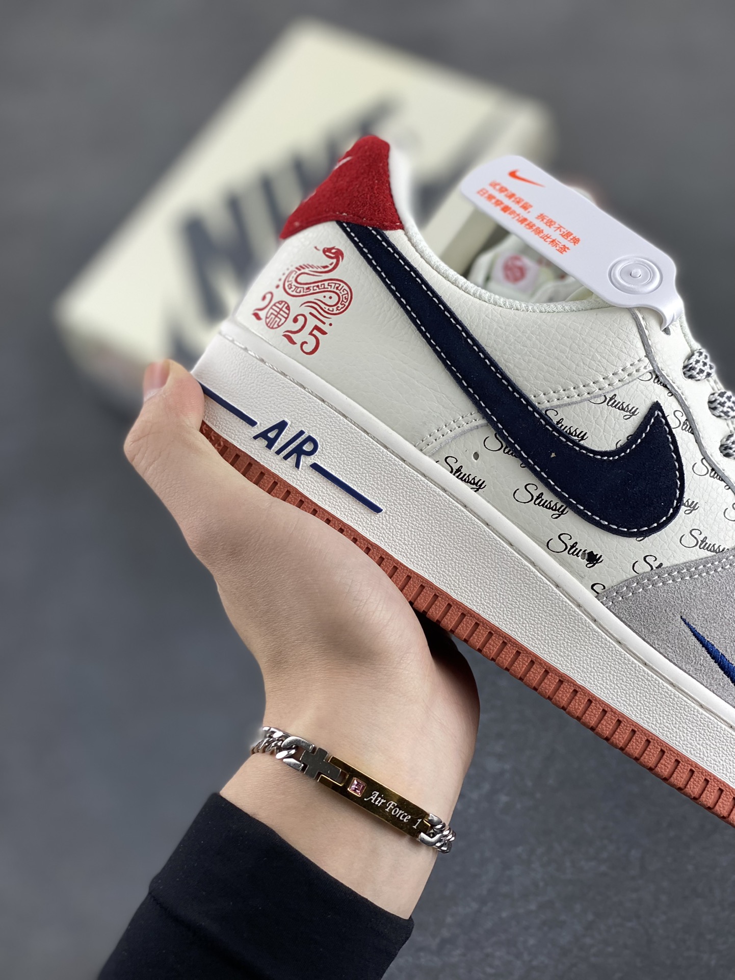 图片[6]-Nike Air Force 1 Low 空军一号低帮百搭休闲运动板鞋。柔软、弹性十足的缓震性能和出色的中底设计，横跨复古与现代的外型结合，造就出风靡全球三十多年的Force 1，直到今天还深受青睐。 货号：XS1958-502 尺码：36 36.5 37.5 38 38.5 39 40 40.5 41 42 42.5 43 44 44.5 45-选品中心