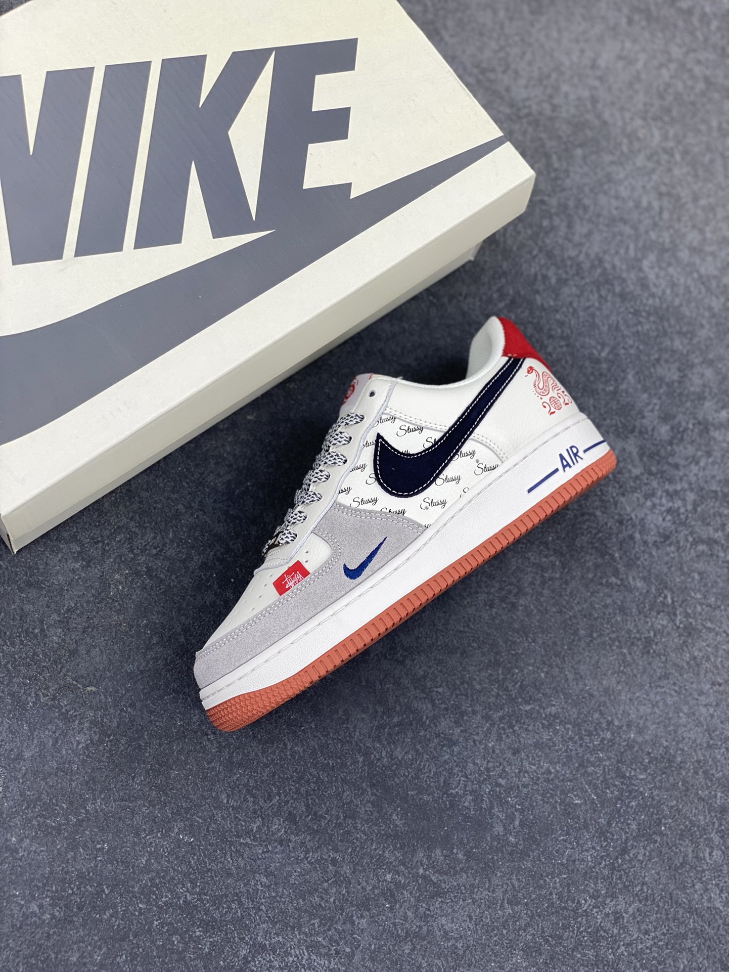 图片[7]-Nike Air Force 1 Low 空军一号低帮百搭休闲运动板鞋。柔软、弹性十足的缓震性能和出色的中底设计，横跨复古与现代的外型结合，造就出风靡全球三十多年的Force 1，直到今天还深受青睐。 货号：XS1958-502 尺码：36 36.5 37.5 38 38.5 39 40 40.5 41 42 42.5 43 44 44.5 45-选品中心