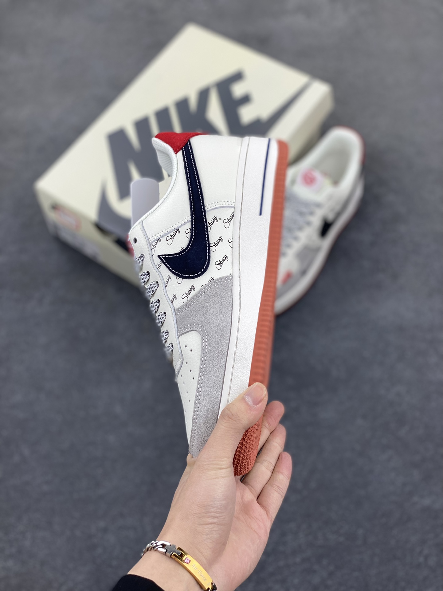 图片[3]-Nike Air Force 1 Low 空军一号低帮百搭休闲运动板鞋。柔软、弹性十足的缓震性能和出色的中底设计，横跨复古与现代的外型结合，造就出风靡全球三十多年的Force 1，直到今天还深受青睐。 货号：XS1958-502 尺码：36 36.5 37.5 38 38.5 39 40 40.5 41 42 42.5 43 44 44.5 45-选品中心