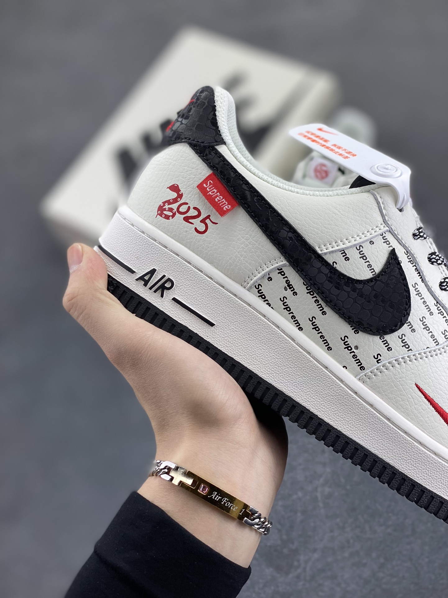 图片[6]-Nike Air Force 1 Low 空军一号低帮百搭休闲运动板鞋。柔软、弹性十足的缓震性能和出色的中底设计，横跨复古与现代的外型结合，造就出风靡全球三十多年的Force 1，直到今天还深受青睐。 货号：XS1958-501 尺码：36 36.5 37.5 38 38.5 39 40 40.5 41 42 42.5 43 44 44.5 45-选品中心