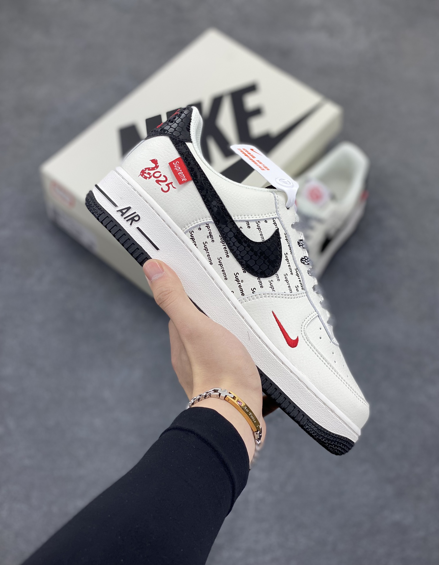 Nike Air Force 1 Low 空军一号低帮百搭休闲运动板鞋。柔软、弹性十足的缓震性能和出色的中底设计，横跨复古与现代的外型结合，造就出风靡全球三十多年的Force 1，直到今天还深受青睐。 货号：XS1958-501 尺码：36 36.5 37.5 38 38.5 39 40 40.5 41 42 42.5 43 44 44.5 45-选品中心