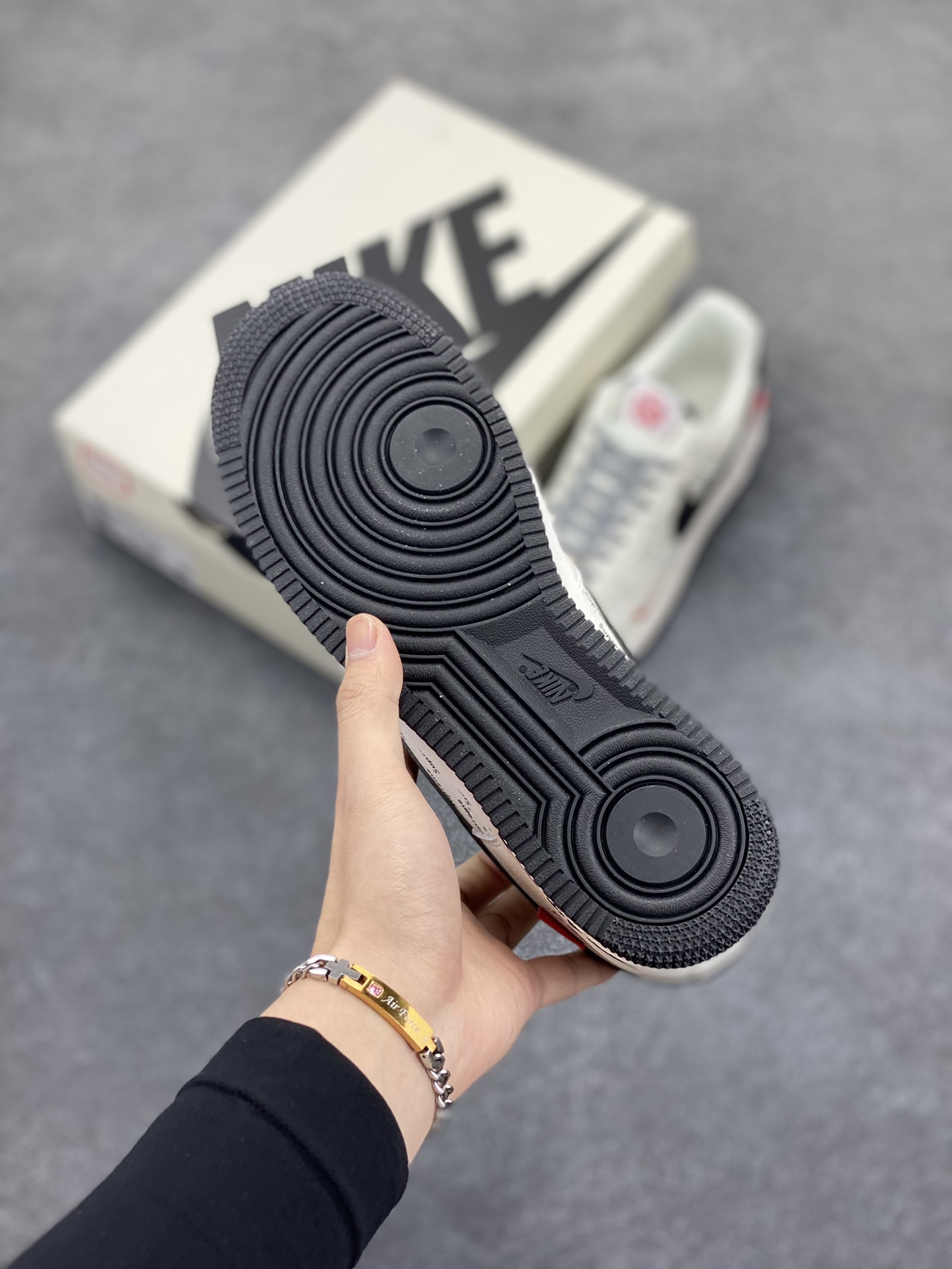 图片[5]-Nike Air Force 1 Low 空军一号低帮百搭休闲运动板鞋。柔软、弹性十足的缓震性能和出色的中底设计，横跨复古与现代的外型结合，造就出风靡全球三十多年的Force 1，直到今天还深受青睐。 货号：XS1958-501 尺码：36 36.5 37.5 38 38.5 39 40 40.5 41 42 42.5 43 44 44.5 45-选品中心