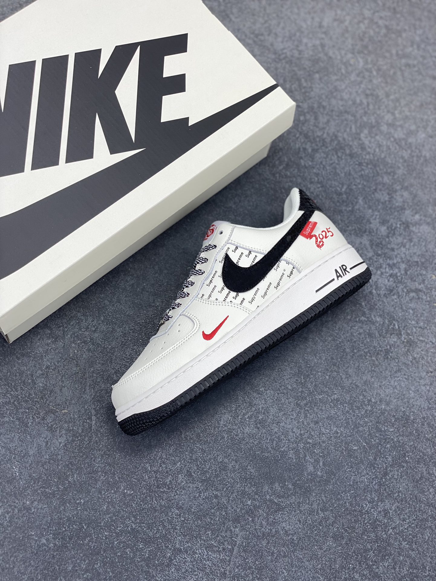 图片[7]-Nike Air Force 1 Low 空军一号低帮百搭休闲运动板鞋。柔软、弹性十足的缓震性能和出色的中底设计，横跨复古与现代的外型结合，造就出风靡全球三十多年的Force 1，直到今天还深受青睐。 货号：XS1958-501 尺码：36 36.5 37.5 38 38.5 39 40 40.5 41 42 42.5 43 44 44.5 45-选品中心