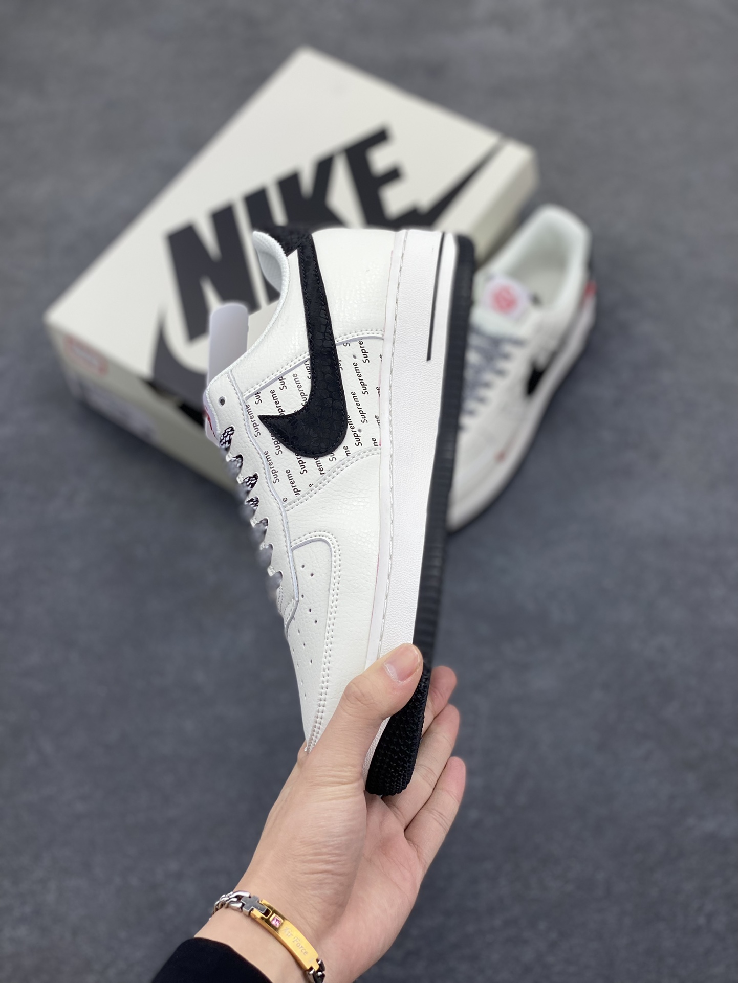 图片[3]-Nike Air Force 1 Low 空军一号低帮百搭休闲运动板鞋。柔软、弹性十足的缓震性能和出色的中底设计，横跨复古与现代的外型结合，造就出风靡全球三十多年的Force 1，直到今天还深受青睐。 货号：XS1958-501 尺码：36 36.5 37.5 38 38.5 39 40 40.5 41 42 42.5 43 44 44.5 45-选品中心