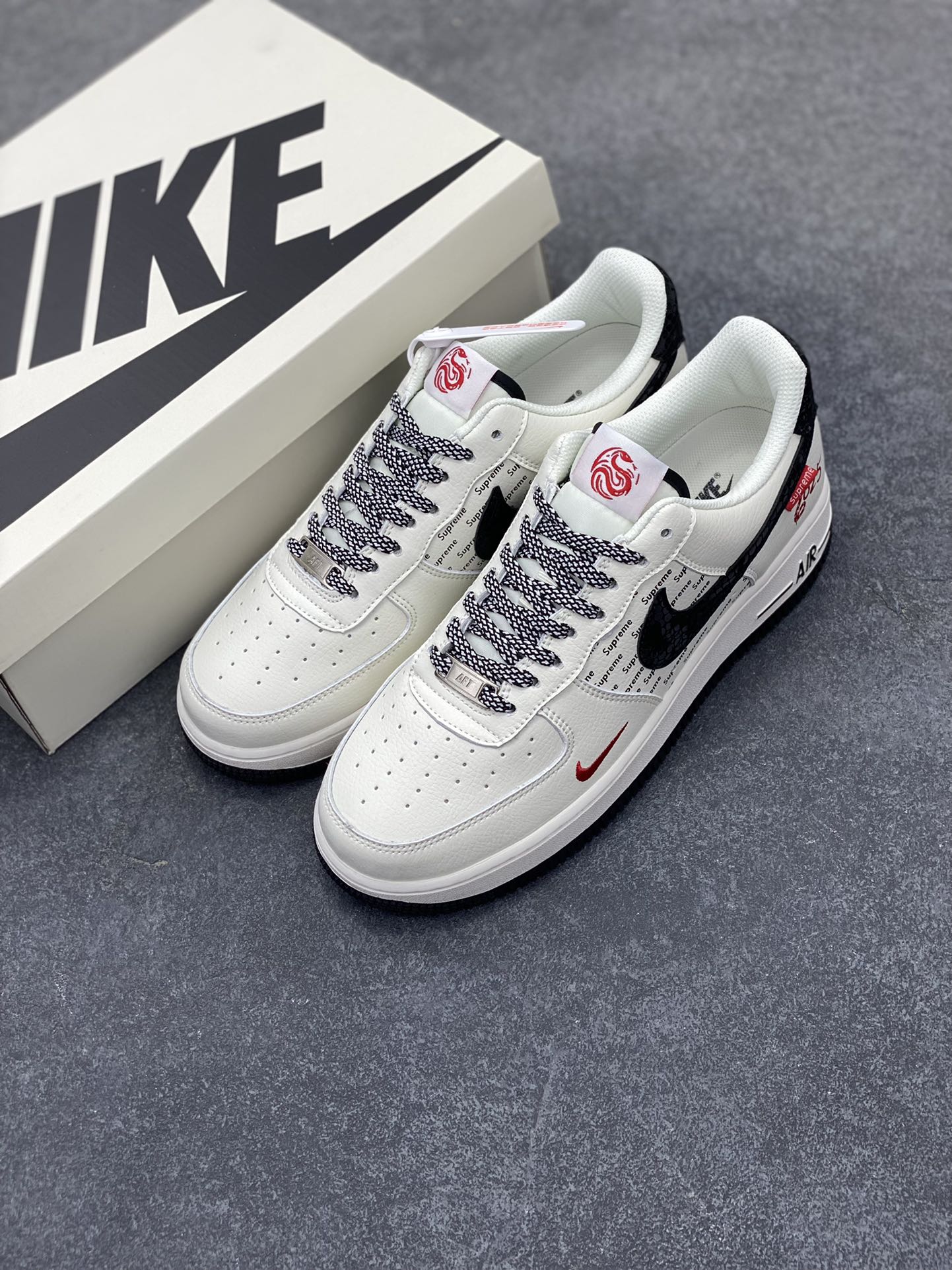 图片[8]-Nike Air Force 1 Low 空军一号低帮百搭休闲运动板鞋。柔软、弹性十足的缓震性能和出色的中底设计，横跨复古与现代的外型结合，造就出风靡全球三十多年的Force 1，直到今天还深受青睐。 货号：XS1958-501 尺码：36 36.5 37.5 38 38.5 39 40 40.5 41 42 42.5 43 44 44.5 45-选品中心