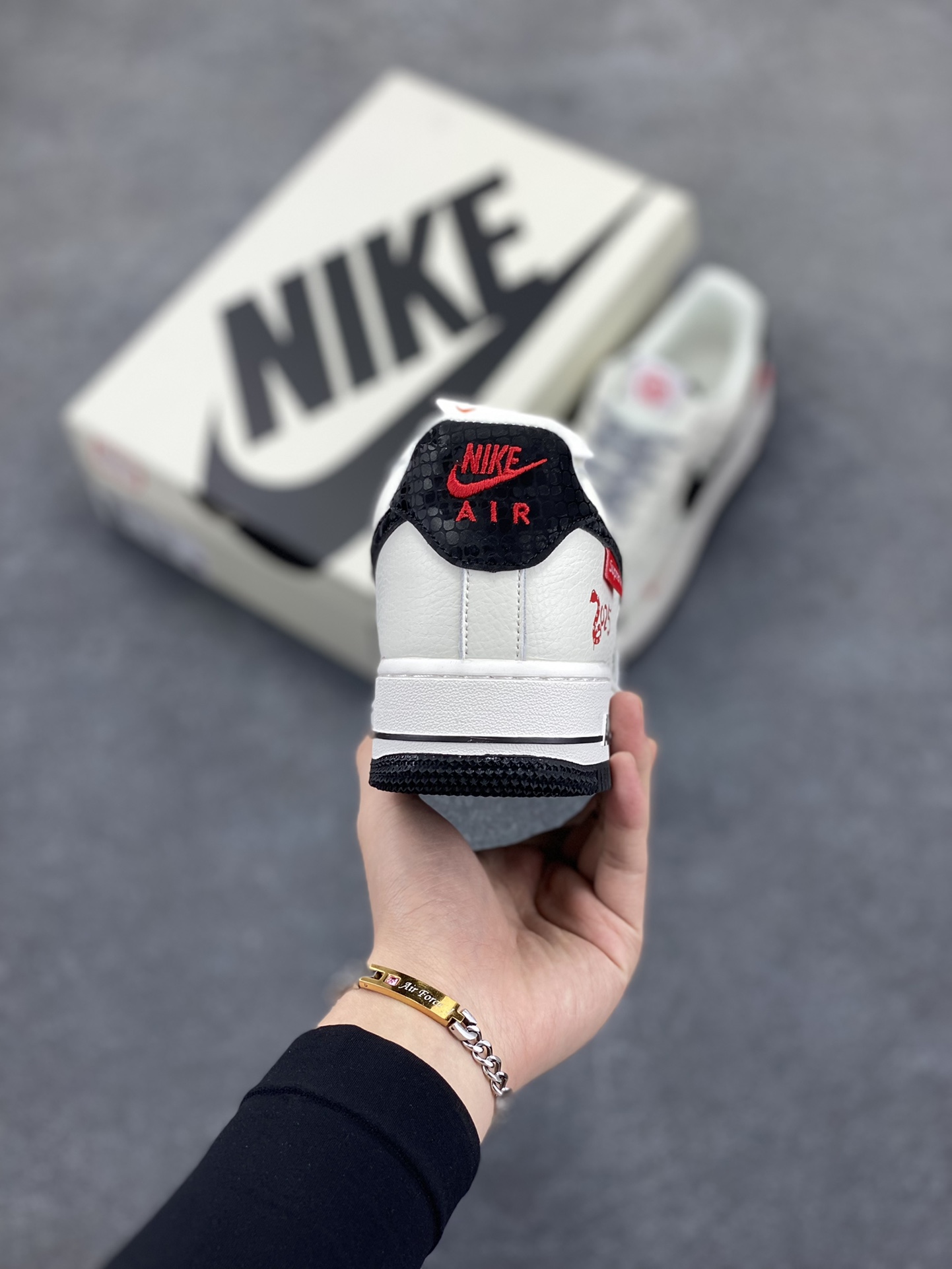图片[4]-Nike Air Force 1 Low 空军一号低帮百搭休闲运动板鞋。柔软、弹性十足的缓震性能和出色的中底设计，横跨复古与现代的外型结合，造就出风靡全球三十多年的Force 1，直到今天还深受青睐。 货号：XS1958-501 尺码：36 36.5 37.5 38 38.5 39 40 40.5 41 42 42.5 43 44 44.5 45-选品中心