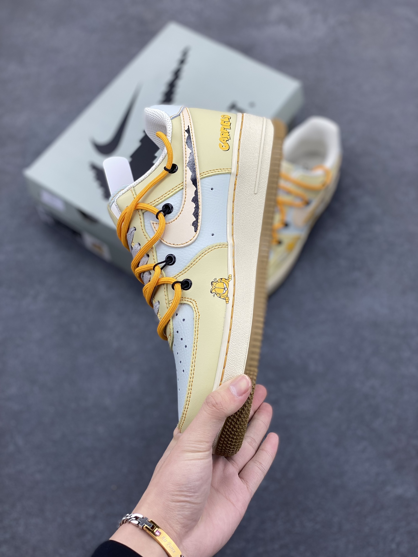 图片[3]-“加菲猫2.0”Nike Air Force 1 “Garfield”#漫画系列 空军一号定制低帮秋冬板鞋 《加菲猫》是由吉姆·戴维斯的同名漫画作品改编的系列电视动画，加菲猫是一只橘黄色的胖猫咪，总是穿着红色的项圈，十分慵懒，有着一张大饼脸和圆滚滚的身材，形象十分可爱 货号：KS6896-111 尺码：36 36.5 37.5 38 38.5 39 40 40.5 41 42 42.5 43 44 44.5 45-选品中心