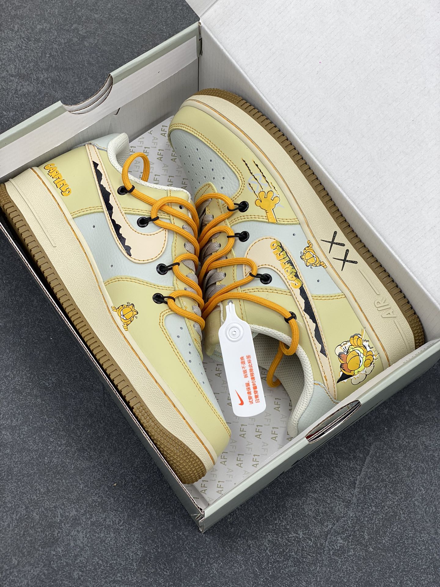 图片[9]-“加菲猫2.0”Nike Air Force 1 “Garfield”#漫画系列 空军一号定制低帮秋冬板鞋 《加菲猫》是由吉姆·戴维斯的同名漫画作品改编的系列电视动画，加菲猫是一只橘黄色的胖猫咪，总是穿着红色的项圈，十分慵懒，有着一张大饼脸和圆滚滚的身材，形象十分可爱 货号：KS6896-111 尺码：36 36.5 37.5 38 38.5 39 40 40.5 41 42 42.5 43 44 44.5 45-选品中心