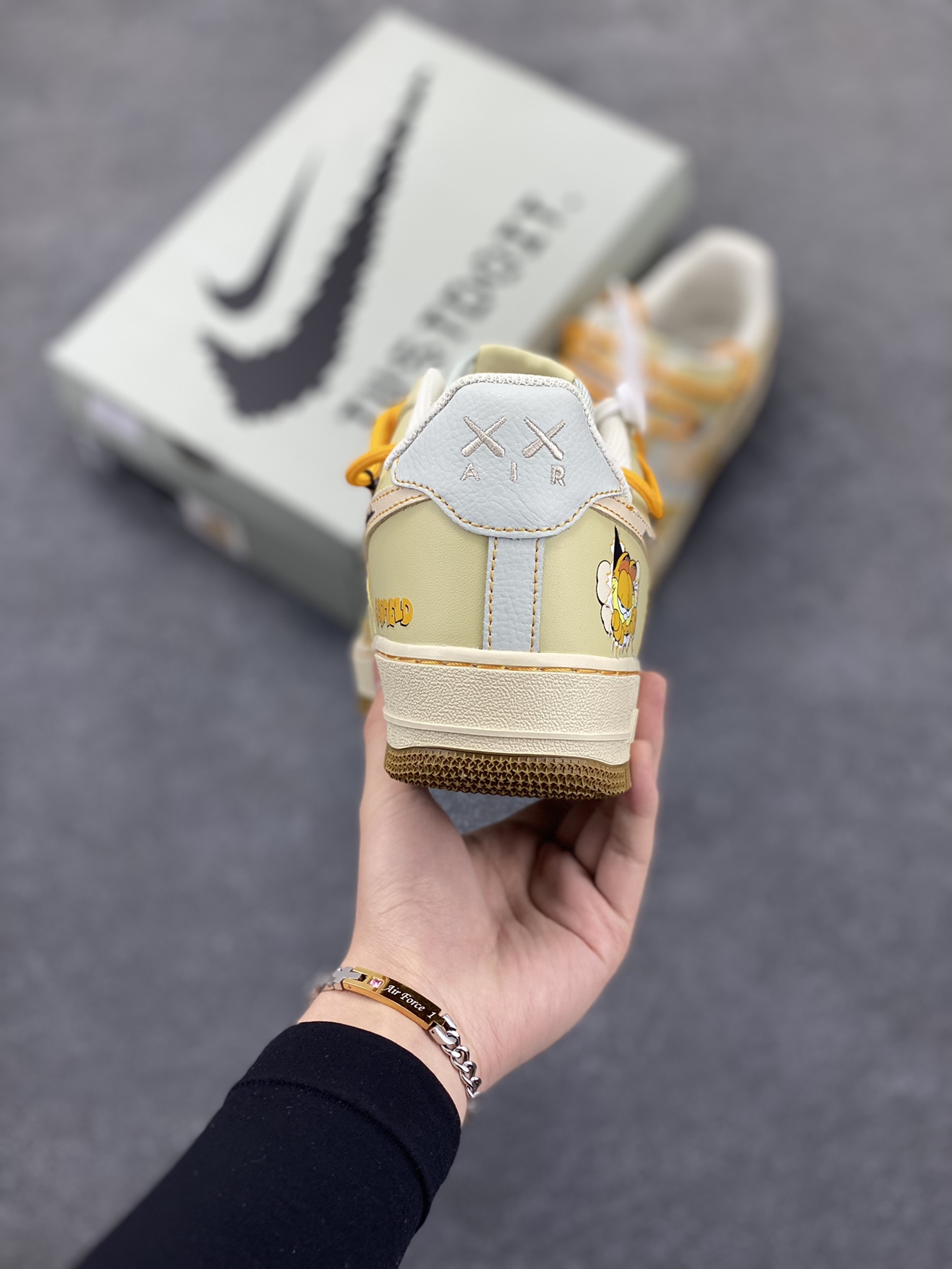 图片[4]-“加菲猫2.0”Nike Air Force 1 “Garfield”#漫画系列 空军一号定制低帮秋冬板鞋 《加菲猫》是由吉姆·戴维斯的同名漫画作品改编的系列电视动画，加菲猫是一只橘黄色的胖猫咪，总是穿着红色的项圈，十分慵懒，有着一张大饼脸和圆滚滚的身材，形象十分可爱 货号：KS6896-111 尺码：36 36.5 37.5 38 38.5 39 40 40.5 41 42 42.5 43 44 44.5 45-选品中心