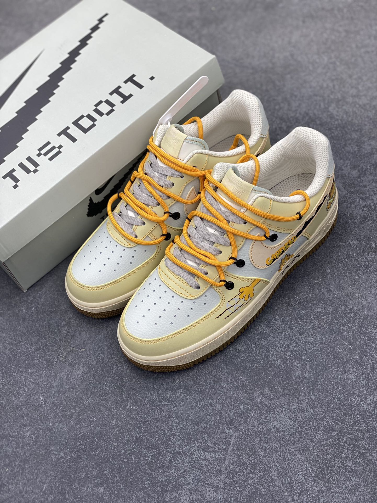 图片[8]-“加菲猫2.0”Nike Air Force 1 “Garfield”#漫画系列 空军一号定制低帮秋冬板鞋 《加菲猫》是由吉姆·戴维斯的同名漫画作品改编的系列电视动画，加菲猫是一只橘黄色的胖猫咪，总是穿着红色的项圈，十分慵懒，有着一张大饼脸和圆滚滚的身材，形象十分可爱 货号：KS6896-111 尺码：36 36.5 37.5 38 38.5 39 40 40.5 41 42 42.5 43 44 44.5 45-选品中心