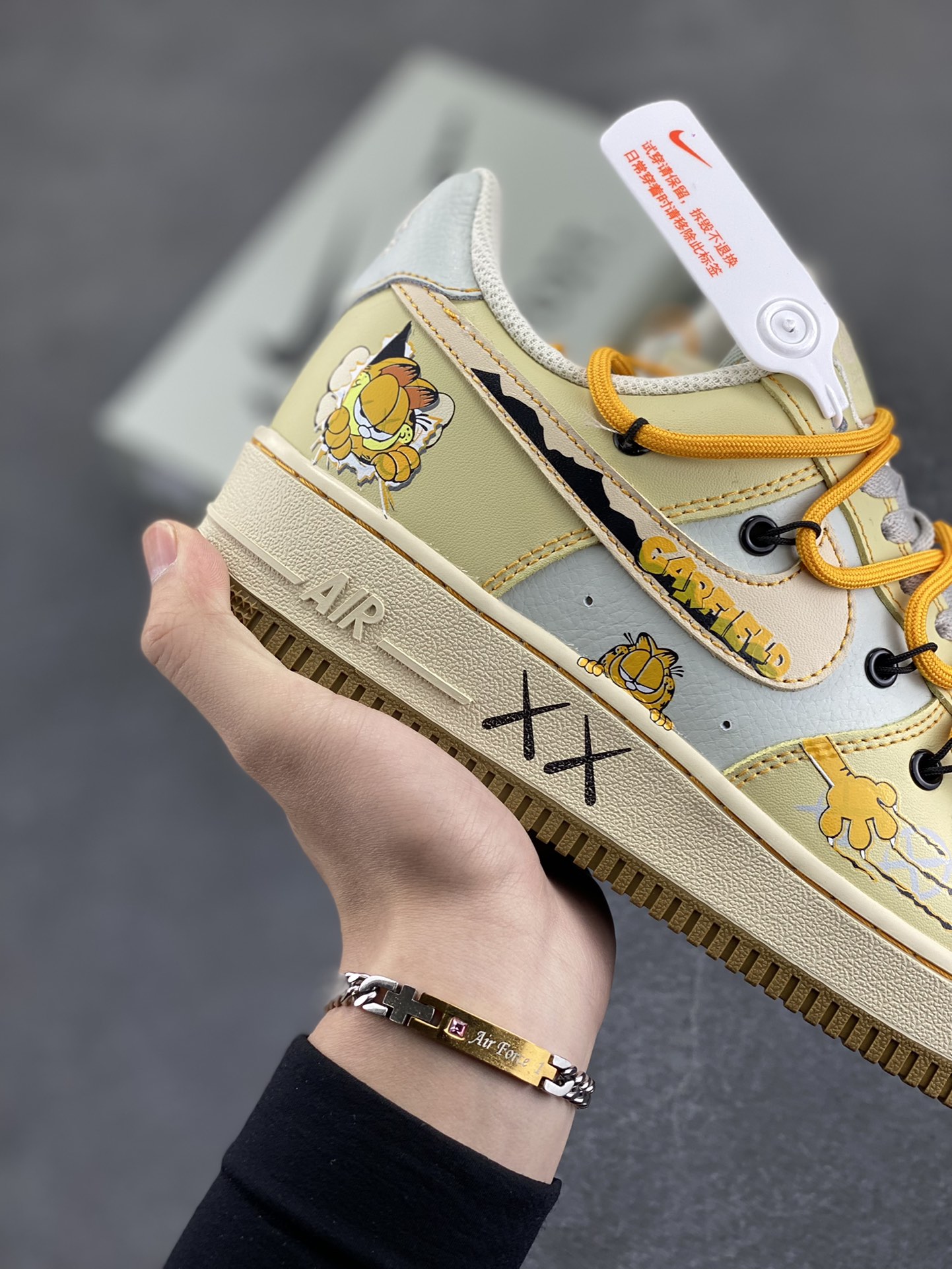 图片[6]-“加菲猫2.0”Nike Air Force 1 “Garfield”#漫画系列 空军一号定制低帮秋冬板鞋 《加菲猫》是由吉姆·戴维斯的同名漫画作品改编的系列电视动画，加菲猫是一只橘黄色的胖猫咪，总是穿着红色的项圈，十分慵懒，有着一张大饼脸和圆滚滚的身材，形象十分可爱 货号：KS6896-111 尺码：36 36.5 37.5 38 38.5 39 40 40.5 41 42 42.5 43 44 44.5 45-选品中心