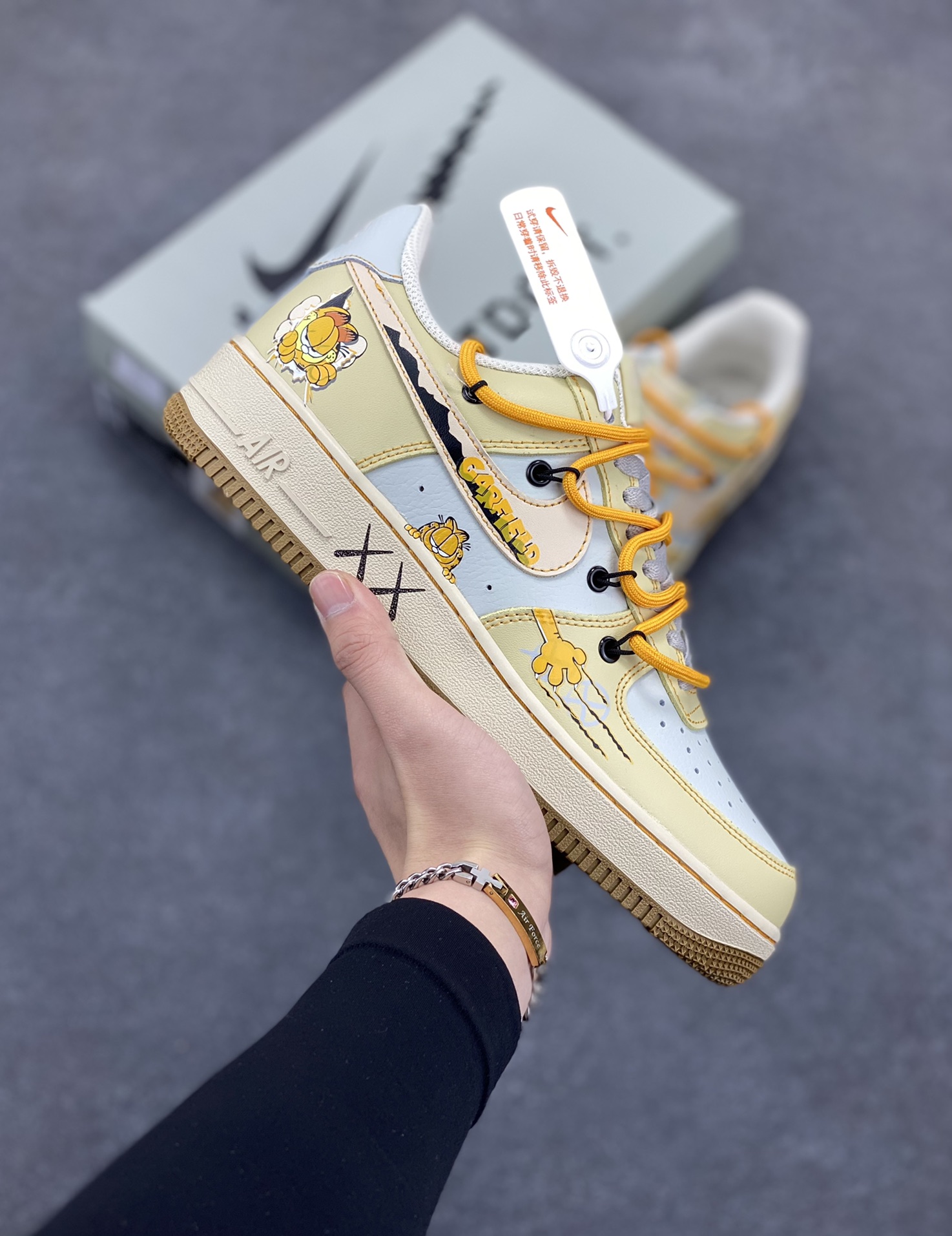 “加菲猫2.0”Nike Air Force 1 “Garfield”#漫画系列 空军一号定制低帮秋冬板鞋 《加菲猫》是由吉姆·戴维斯的同名漫画作品改编的系列电视动画，加菲猫是一只橘黄色的胖猫咪，总是穿着红色的项圈，十分慵懒，有着一张大饼脸和圆滚滚的身材，形象十分可爱 货号：KS6896-111 尺码：36 36.5 37.5 38 38.5 39 40 40.5 41 42 42.5 43 44 44.5 45-选品中心