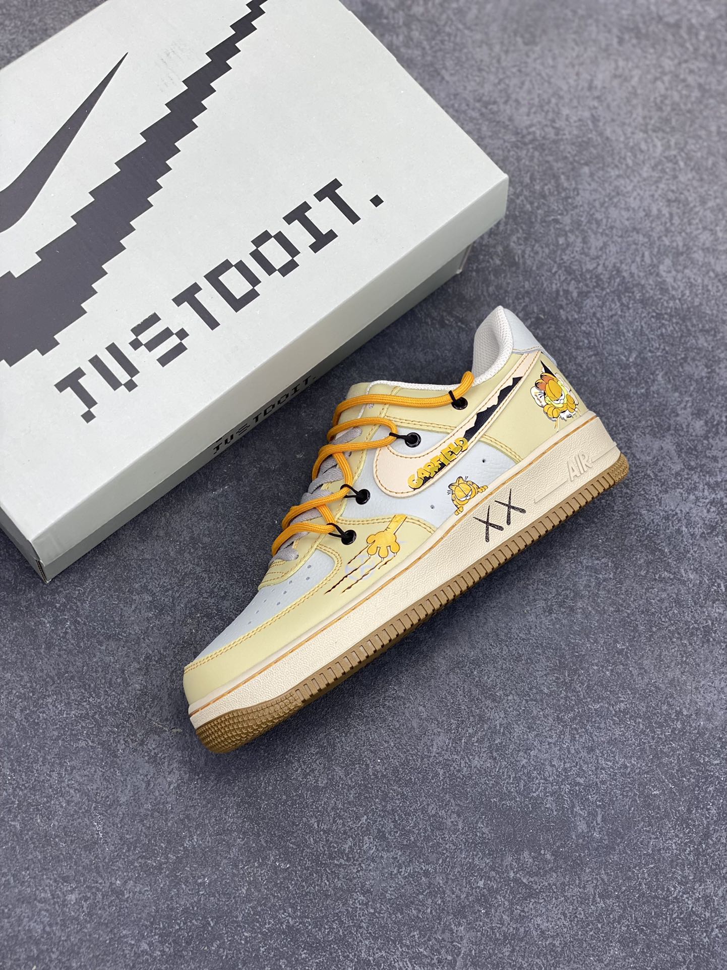 图片[7]-“加菲猫2.0”Nike Air Force 1 “Garfield”#漫画系列 空军一号定制低帮秋冬板鞋 《加菲猫》是由吉姆·戴维斯的同名漫画作品改编的系列电视动画，加菲猫是一只橘黄色的胖猫咪，总是穿着红色的项圈，十分慵懒，有着一张大饼脸和圆滚滚的身材，形象十分可爱 货号：KS6896-111 尺码：36 36.5 37.5 38 38.5 39 40 40.5 41 42 42.5 43 44 44.5 45-选品中心