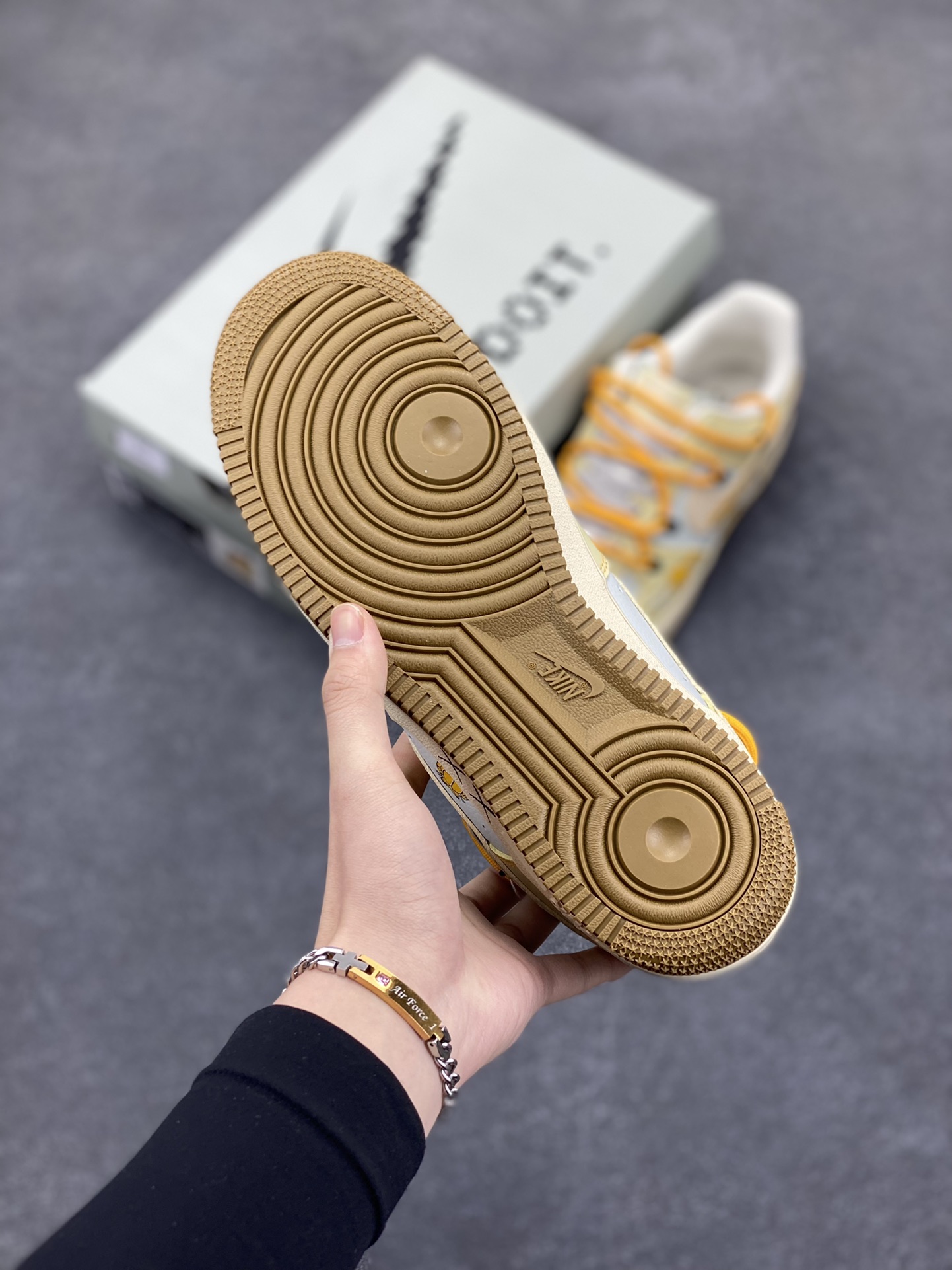 图片[5]-“加菲猫2.0”Nike Air Force 1 “Garfield”#漫画系列 空军一号定制低帮秋冬板鞋 《加菲猫》是由吉姆·戴维斯的同名漫画作品改编的系列电视动画，加菲猫是一只橘黄色的胖猫咪，总是穿着红色的项圈，十分慵懒，有着一张大饼脸和圆滚滚的身材，形象十分可爱 货号：KS6896-111 尺码：36 36.5 37.5 38 38.5 39 40 40.5 41 42 42.5 43 44 44.5 45-选品中心