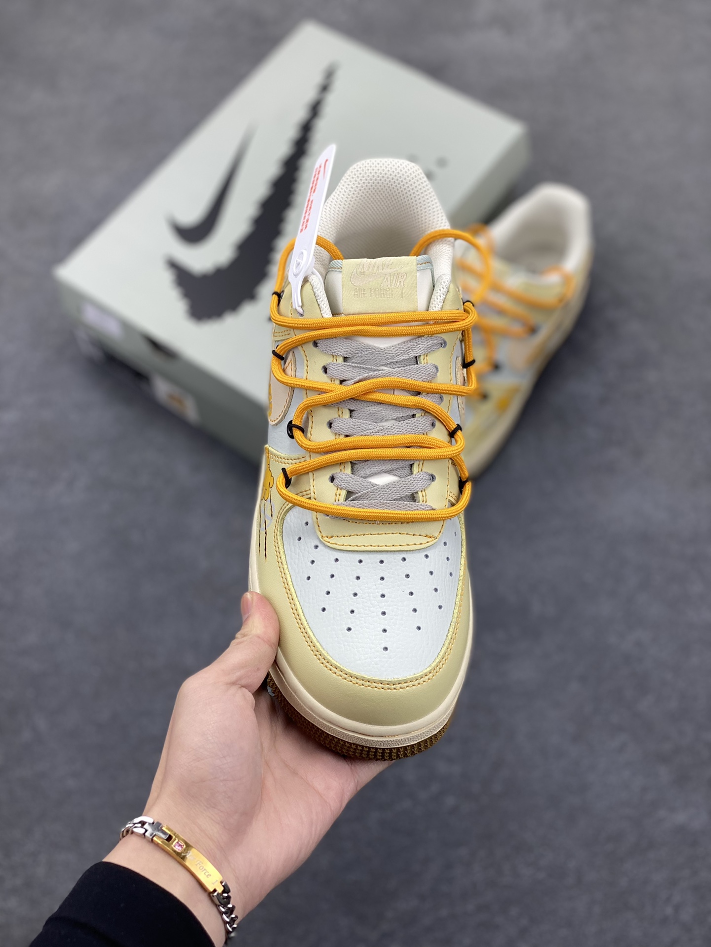 图片[2]-“加菲猫2.0”Nike Air Force 1 “Garfield”#漫画系列 空军一号定制低帮秋冬板鞋 《加菲猫》是由吉姆·戴维斯的同名漫画作品改编的系列电视动画，加菲猫是一只橘黄色的胖猫咪，总是穿着红色的项圈，十分慵懒，有着一张大饼脸和圆滚滚的身材，形象十分可爱 货号：KS6896-111 尺码：36 36.5 37.5 38 38.5 39 40 40.5 41 42 42.5 43 44 44.5 45-选品中心