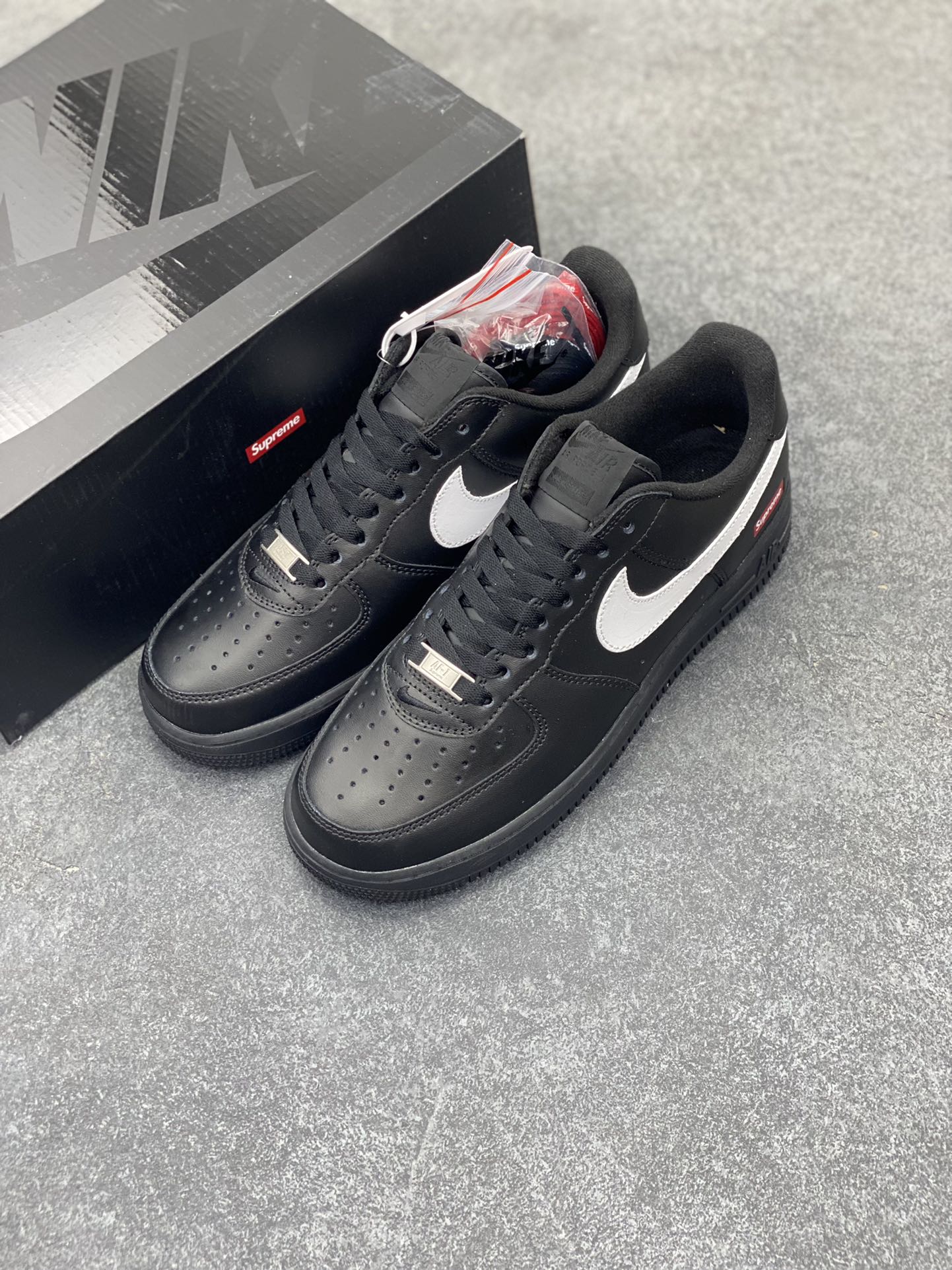 图片[8]-Air Force 1 Nike Low SUPERME联名 原楦头原纸板 打造纯正空军版型 专注外贸渠道 全掌内置蜂窝气垫 #原盒配件 原厂中底钢印、拉帮完美 货号：CU9225-200 尺码：36 36.5 37.5 38 38.5 39 40 40.5 41 42 42.5 43 44 44.5 45 46-选品中心