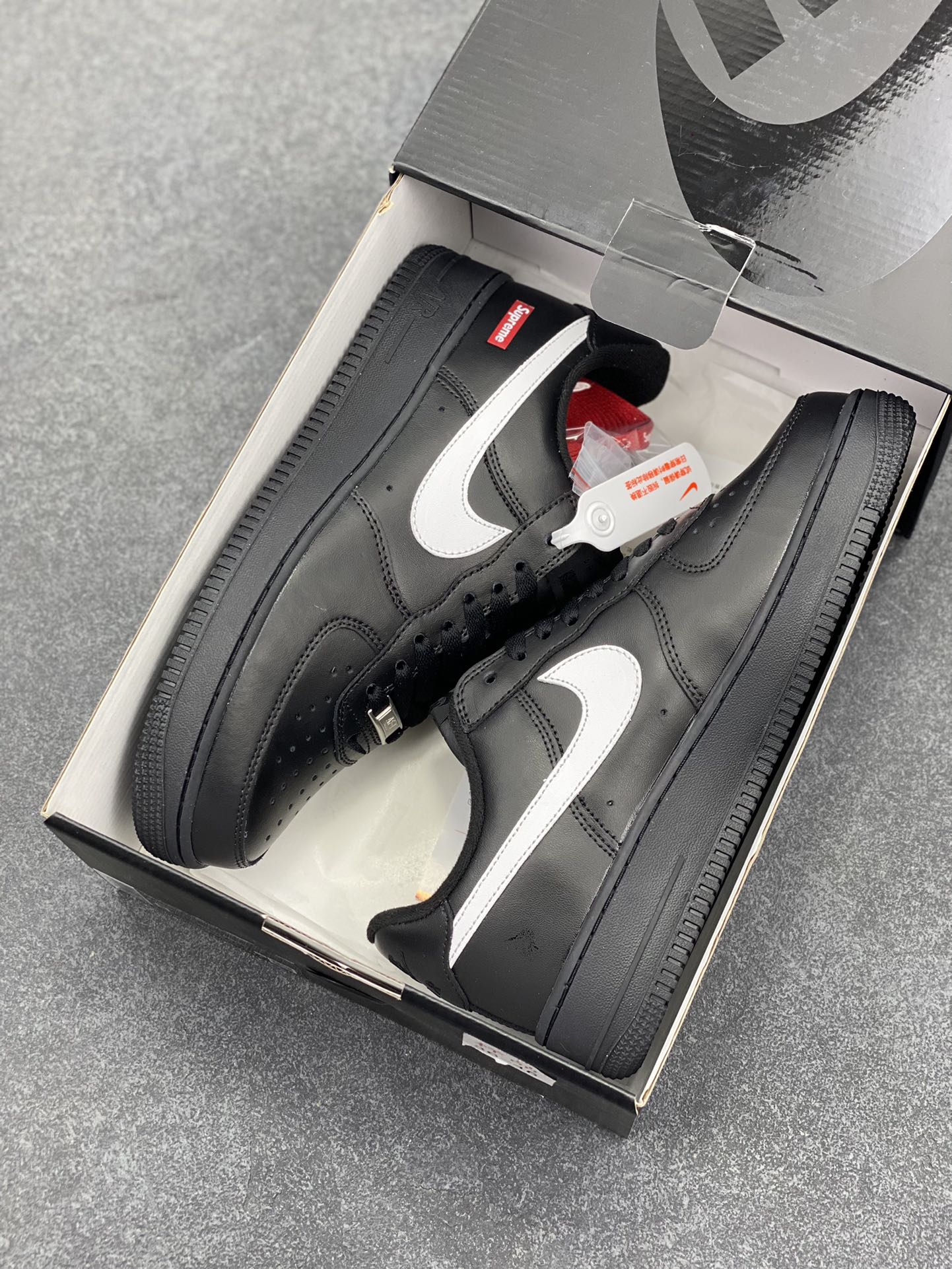 图片[9]-Air Force 1 Nike Low SUPERME联名 原楦头原纸板 打造纯正空军版型 专注外贸渠道 全掌内置蜂窝气垫 #原盒配件 原厂中底钢印、拉帮完美 货号：CU9225-200 尺码：36 36.5 37.5 38 38.5 39 40 40.5 41 42 42.5 43 44 44.5 45 46-选品中心