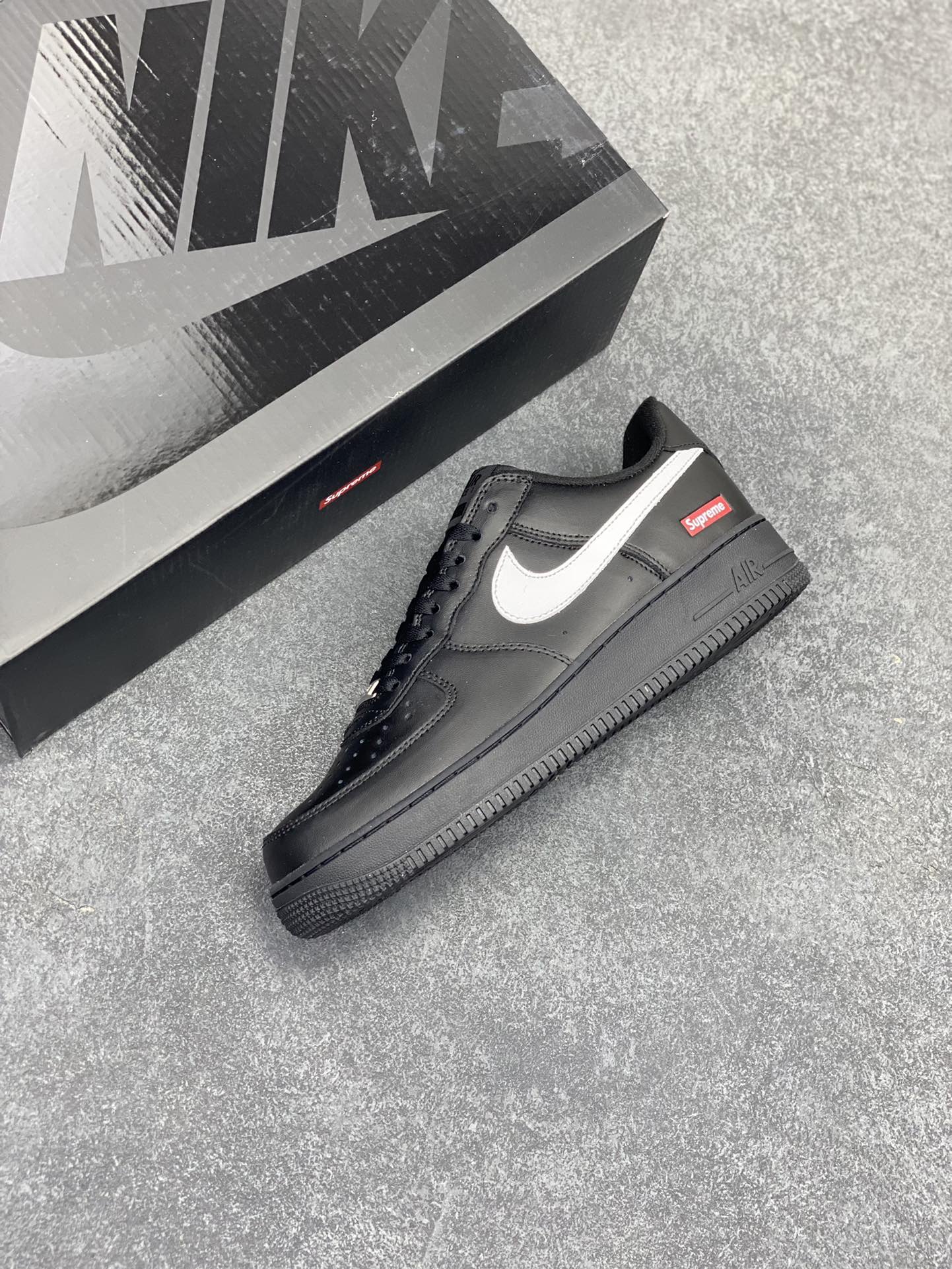 图片[7]-Air Force 1 Nike Low SUPERME联名 原楦头原纸板 打造纯正空军版型 专注外贸渠道 全掌内置蜂窝气垫 #原盒配件 原厂中底钢印、拉帮完美 货号：CU9225-200 尺码：36 36.5 37.5 38 38.5 39 40 40.5 41 42 42.5 43 44 44.5 45 46-选品中心