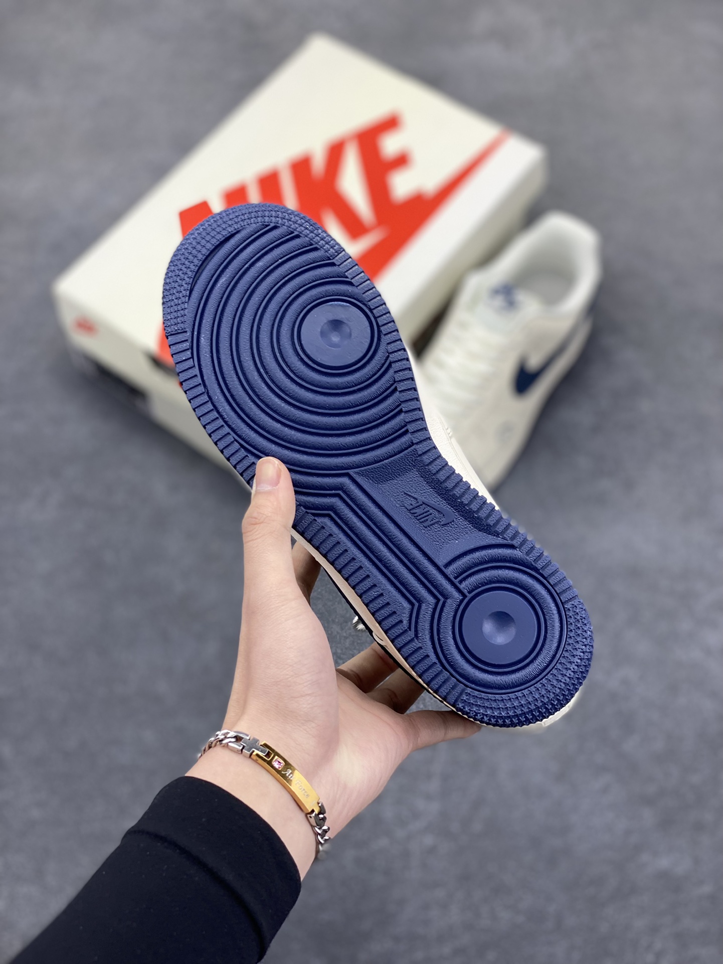 图片[5]-NIke Air Force 1 \’07 Low “斯图西Suprene联名——暗格米白”空军一号 低帮 运动鞋 休闲鞋 折边针车 工艺难度大 原楦头原纸板 原装鞋盒 定制五金配件 内置全掌气垫 原厂鞋底 货号：DF0188-037 尺码：36 36.5 37.5 38 38.5 39 40 40.5 41 42 42.5 43 44 44.5 45-选品中心