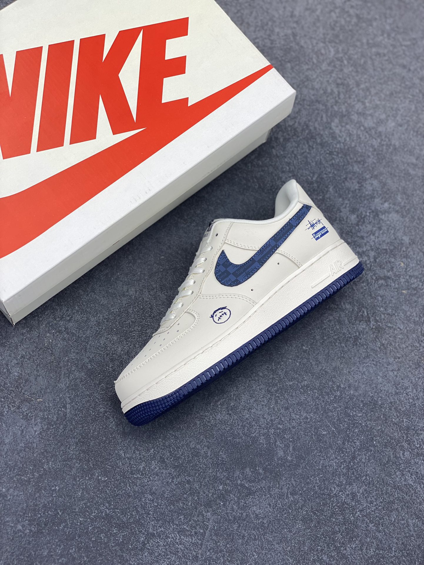 图片[7]-NIke Air Force 1 \’07 Low “斯图西Suprene联名——暗格米白”空军一号 低帮 运动鞋 休闲鞋 折边针车 工艺难度大 原楦头原纸板 原装鞋盒 定制五金配件 内置全掌气垫 原厂鞋底 货号：DF0188-037 尺码：36 36.5 37.5 38 38.5 39 40 40.5 41 42 42.5 43 44 44.5 45-选品中心