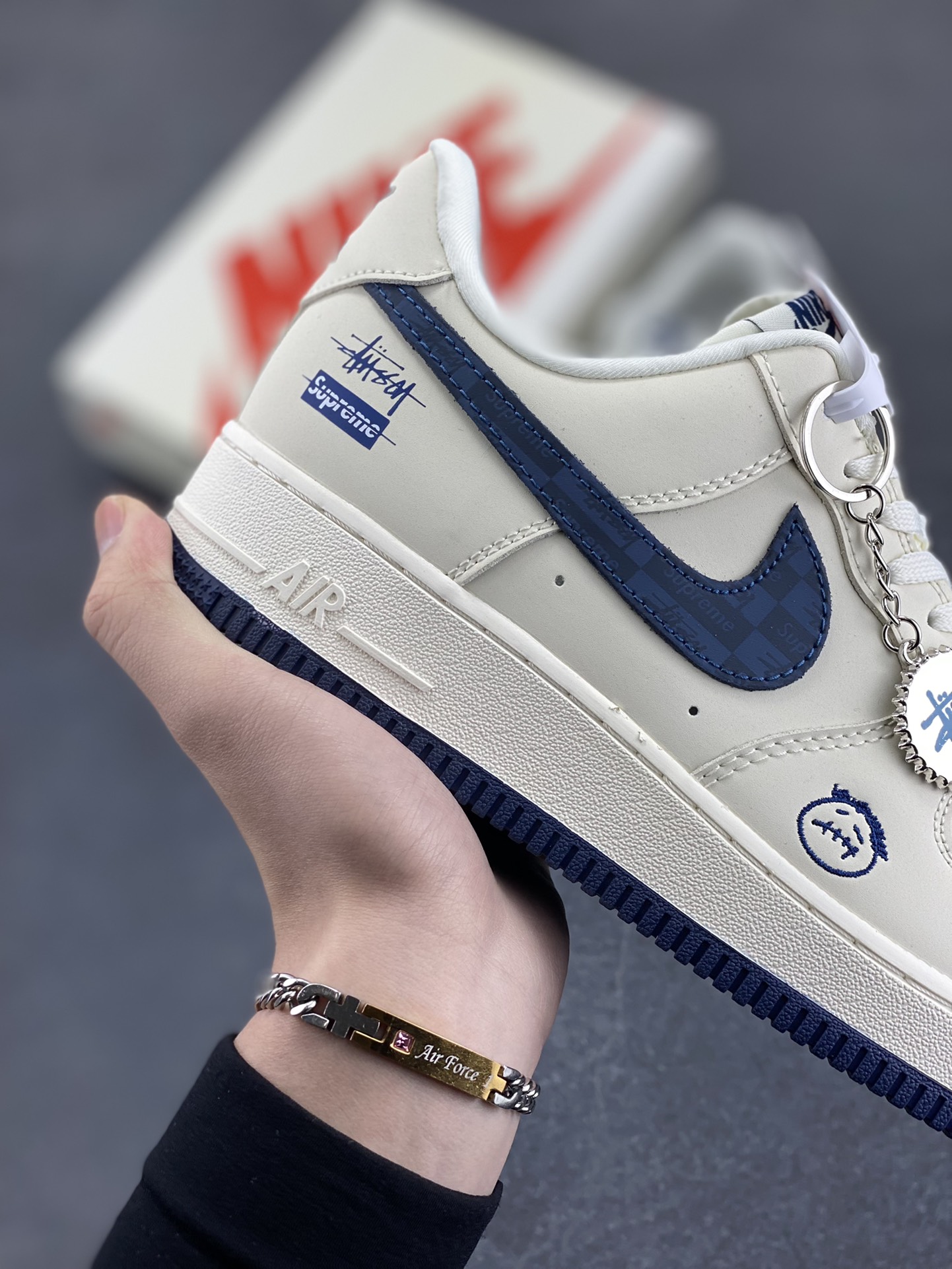 图片[6]-NIke Air Force 1 \’07 Low “斯图西Suprene联名——暗格米白”空军一号 低帮 运动鞋 休闲鞋 折边针车 工艺难度大 原楦头原纸板 原装鞋盒 定制五金配件 内置全掌气垫 原厂鞋底 货号：DF0188-037 尺码：36 36.5 37.5 38 38.5 39 40 40.5 41 42 42.5 43 44 44.5 45-选品中心