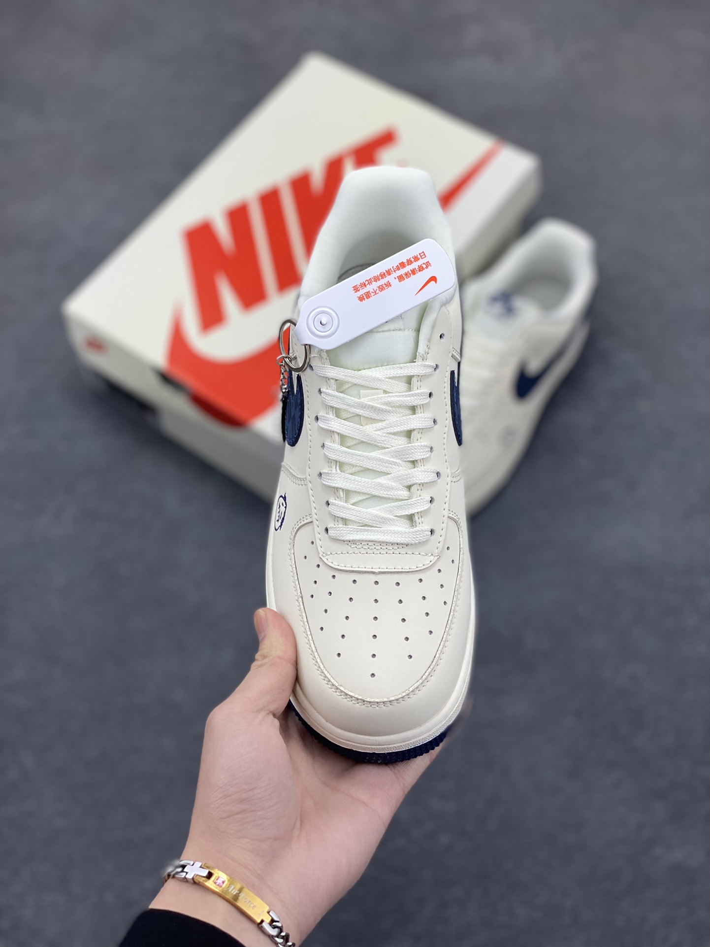 图片[2]-NIke Air Force 1 \’07 Low “斯图西Suprene联名——暗格米白”空军一号 低帮 运动鞋 休闲鞋 折边针车 工艺难度大 原楦头原纸板 原装鞋盒 定制五金配件 内置全掌气垫 原厂鞋底 货号：DF0188-037 尺码：36 36.5 37.5 38 38.5 39 40 40.5 41 42 42.5 43 44 44.5 45-选品中心