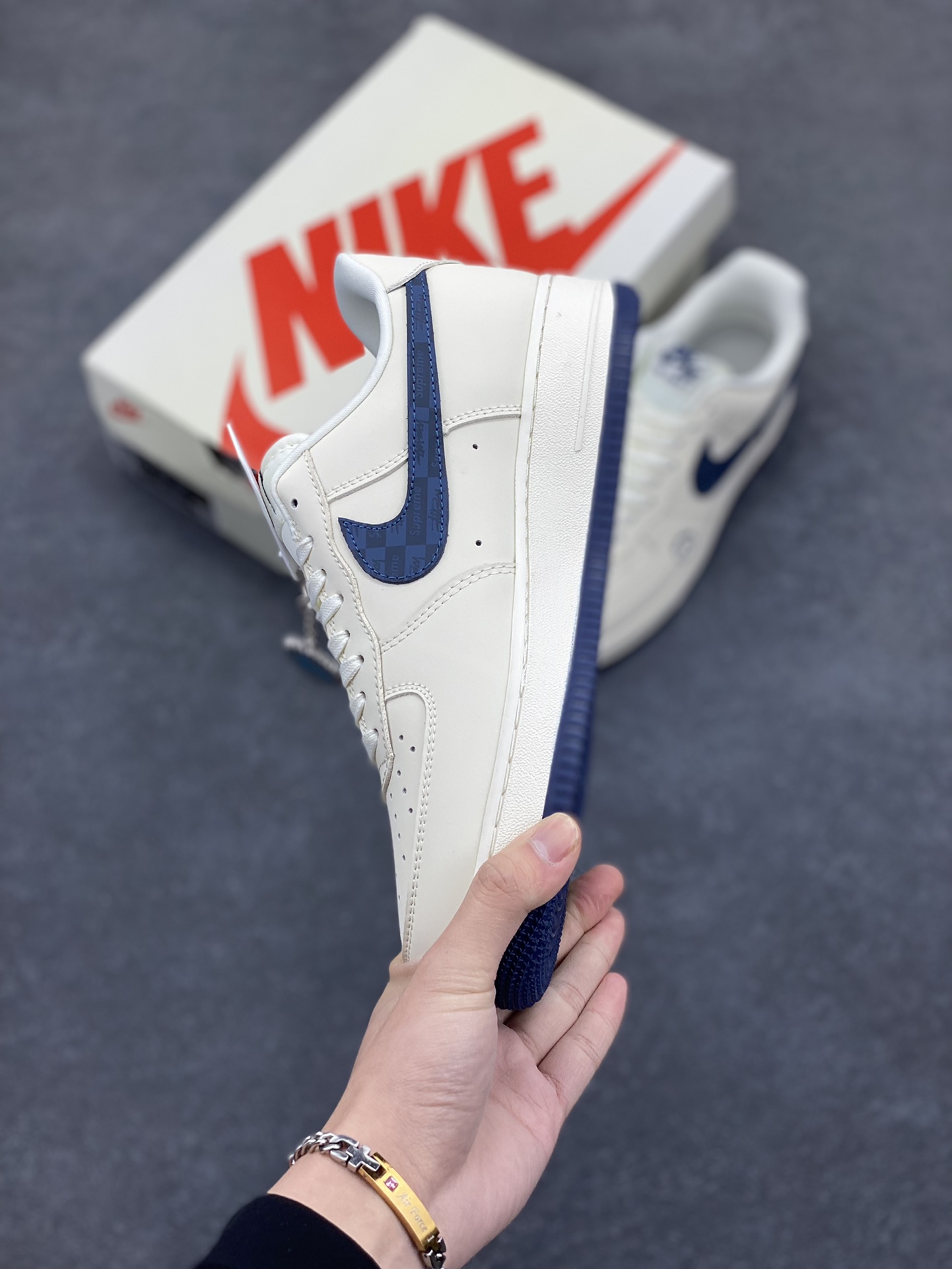 图片[3]-NIke Air Force 1 \’07 Low “斯图西Suprene联名——暗格米白”空军一号 低帮 运动鞋 休闲鞋 折边针车 工艺难度大 原楦头原纸板 原装鞋盒 定制五金配件 内置全掌气垫 原厂鞋底 货号：DF0188-037 尺码：36 36.5 37.5 38 38.5 39 40 40.5 41 42 42.5 43 44 44.5 45-选品中心