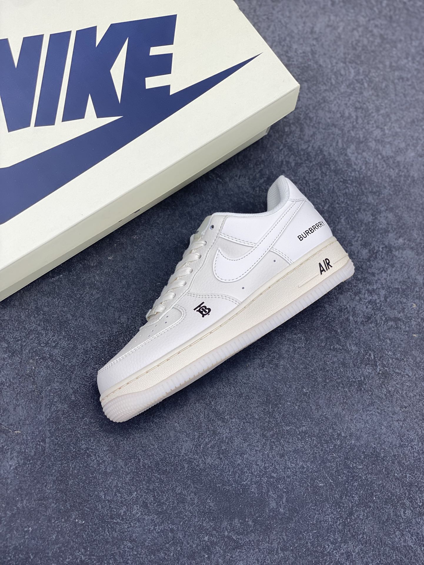 图片[7]-NIke Air Force 1 \’07 Low “巴宝莉联名——米白水晶”空军一号 低帮 运动鞋 休闲鞋 折边针车 工艺难度大 原楦头原纸板 原装鞋盒 定制五金配件 内置全掌气垫 原厂鞋底 货号：BB8588-226 尺码：36 36.5 37.5 38 38.5 39 40 40.5 41 42 42.5 43 44 44.5 45-选品中心