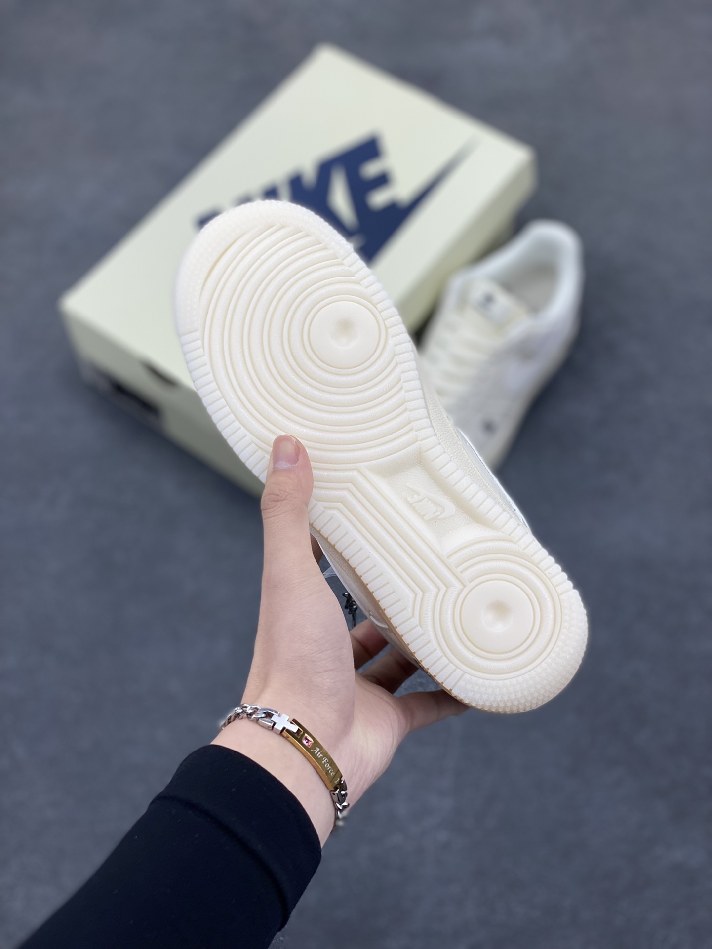 图片[5]-NIke Air Force 1 \’07 Low “巴宝莉联名——米白水晶”空军一号 低帮 运动鞋 休闲鞋 折边针车 工艺难度大 原楦头原纸板 原装鞋盒 定制五金配件 内置全掌气垫 原厂鞋底 货号：BB8588-226 尺码：36 36.5 37.5 38 38.5 39 40 40.5 41 42 42.5 43 44 44.5 45-选品中心