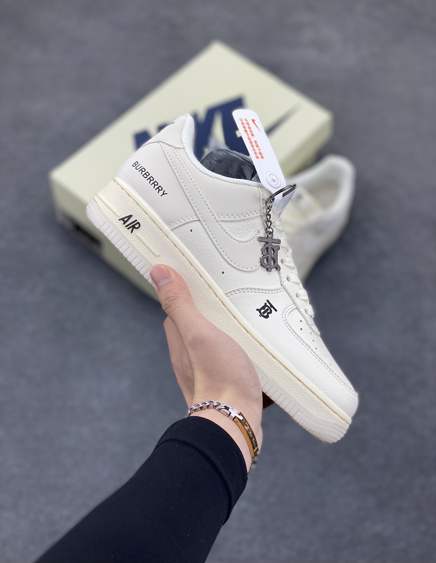 NIke Air Force 1 \’07 Low “巴宝莉联名——米白水晶”空军一号 低帮 运动鞋 休闲鞋 折边针车 工艺难度大 原楦头原纸板 原装鞋盒 定制五金配件 内置全掌气垫 原厂鞋底 货号:BB8588-226 尺码:36 36.5 37.5 38 38.5 39 40 40.5 41 42 42.5 43 44 44.5 45-选品中心