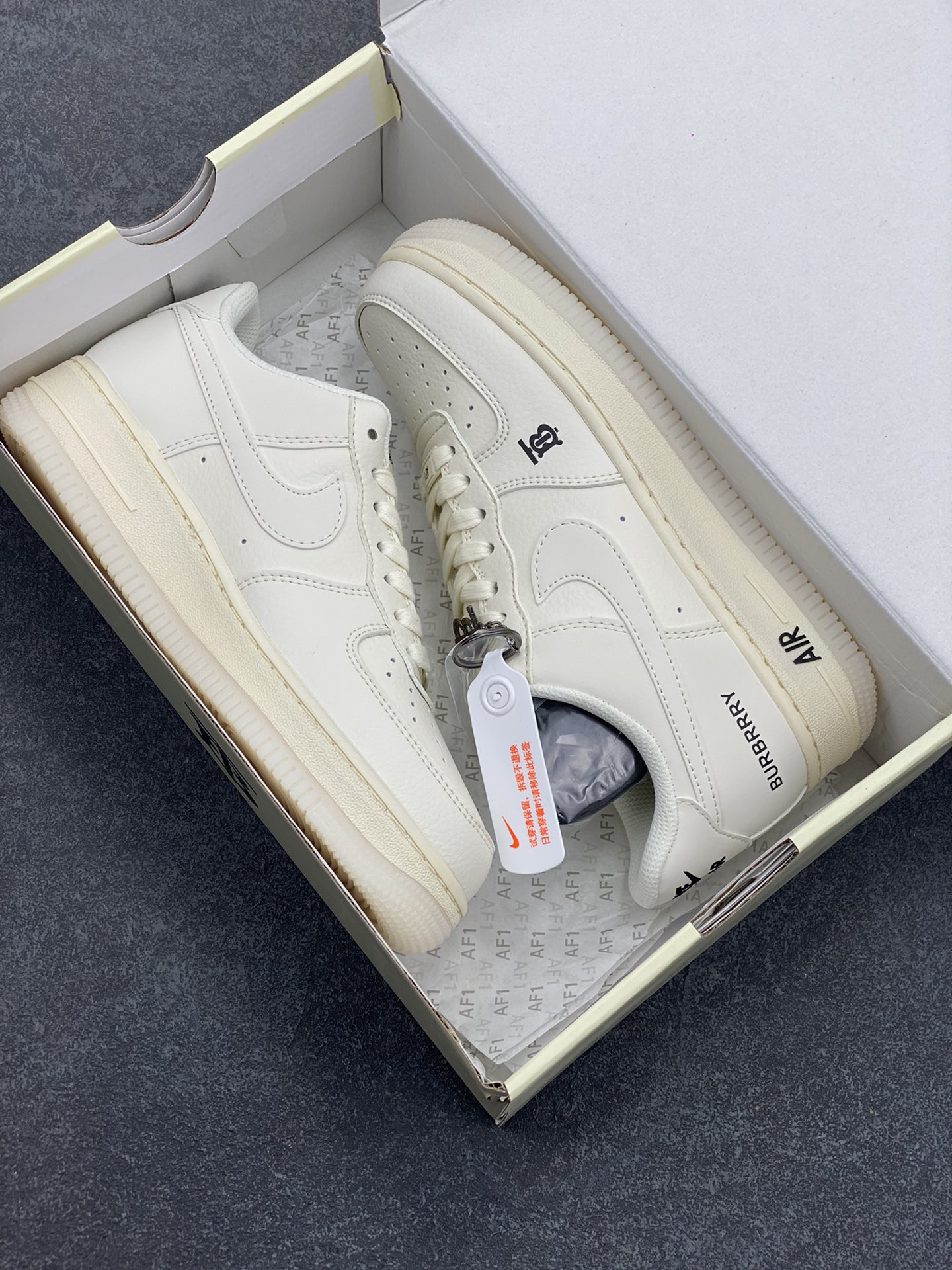 图片[9]-NIke Air Force 1 \’07 Low “巴宝莉联名——米白水晶”空军一号 低帮 运动鞋 休闲鞋 折边针车 工艺难度大 原楦头原纸板 原装鞋盒 定制五金配件 内置全掌气垫 原厂鞋底 货号：BB8588-226 尺码：36 36.5 37.5 38 38.5 39 40 40.5 41 42 42.5 43 44 44.5 45-选品中心