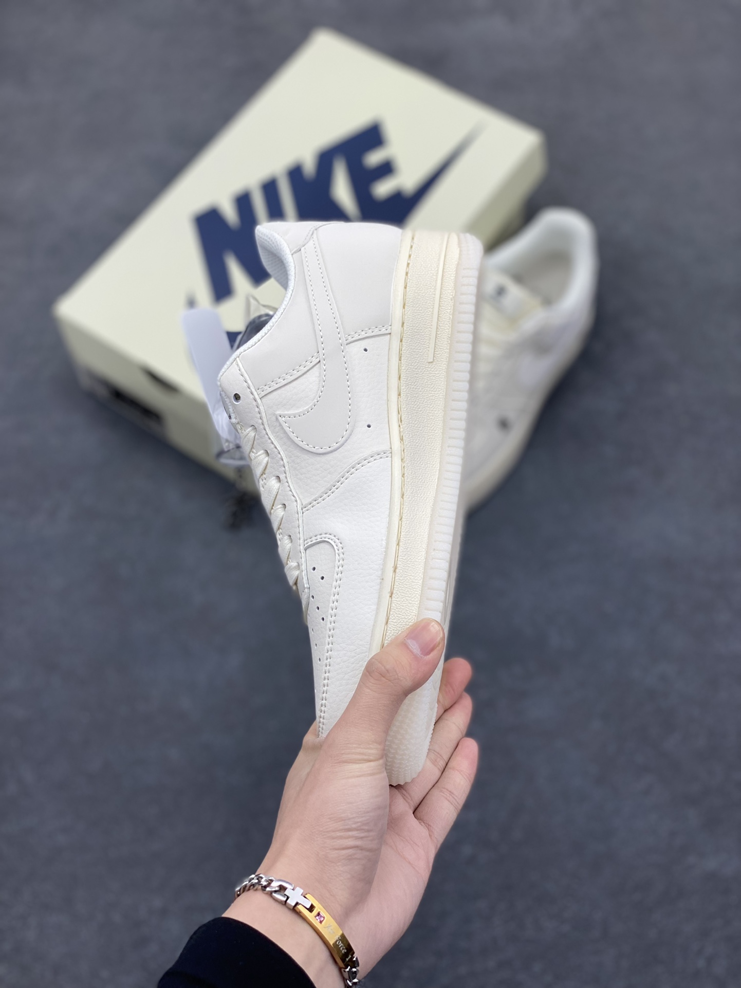 图片[3]-NIke Air Force 1 \’07 Low “巴宝莉联名——米白水晶”空军一号 低帮 运动鞋 休闲鞋 折边针车 工艺难度大 原楦头原纸板 原装鞋盒 定制五金配件 内置全掌气垫 原厂鞋底 货号：BB8588-226 尺码：36 36.5 37.5 38 38.5 39 40 40.5 41 42 42.5 43 44 44.5 45-选品中心