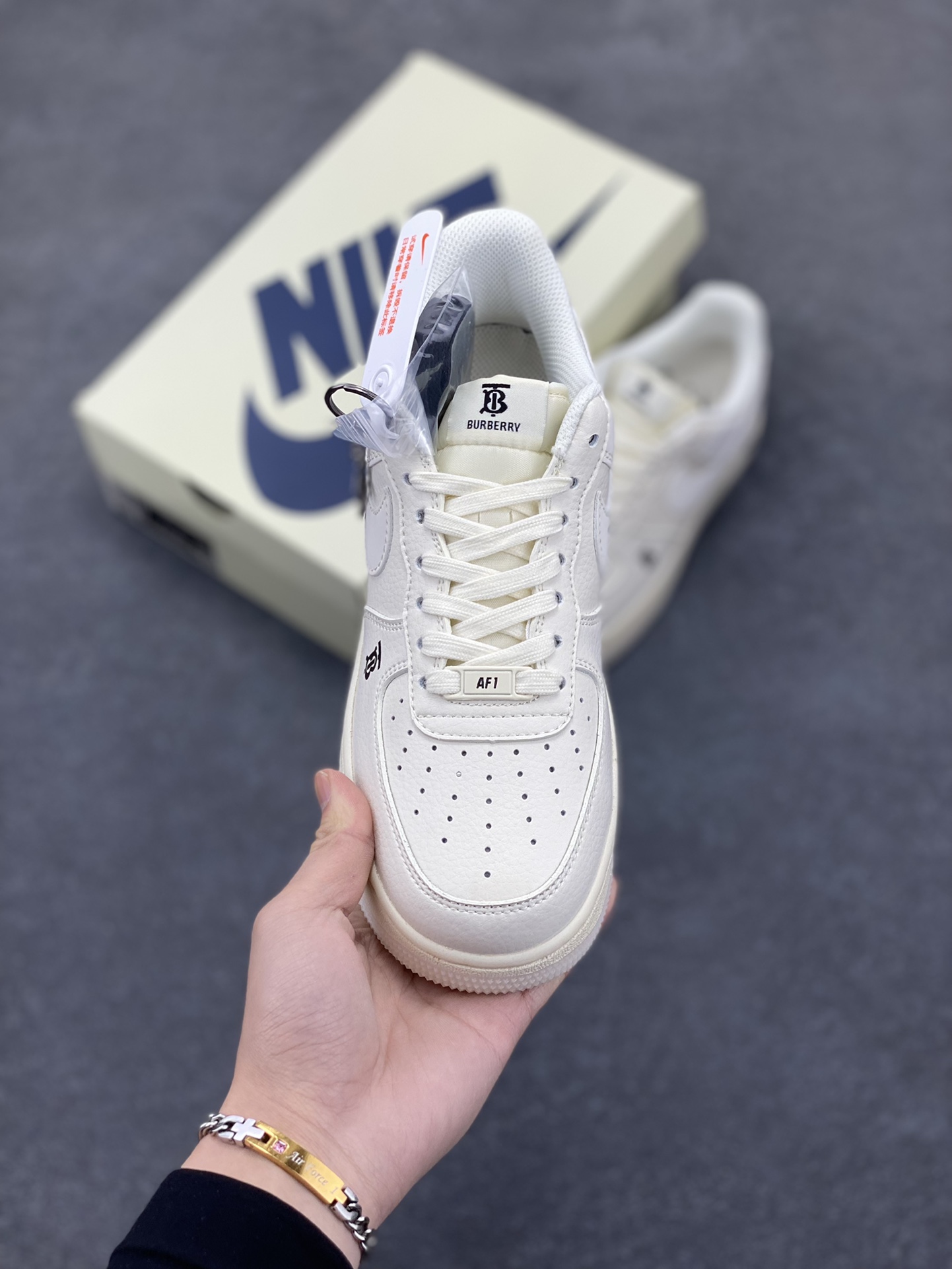 图片[2]-NIke Air Force 1 \’07 Low “巴宝莉联名——米白水晶”空军一号 低帮 运动鞋 休闲鞋 折边针车 工艺难度大 原楦头原纸板 原装鞋盒 定制五金配件 内置全掌气垫 原厂鞋底 货号：BB8588-226 尺码：36 36.5 37.5 38 38.5 39 40 40.5 41 42 42.5 43 44 44.5 45-选品中心