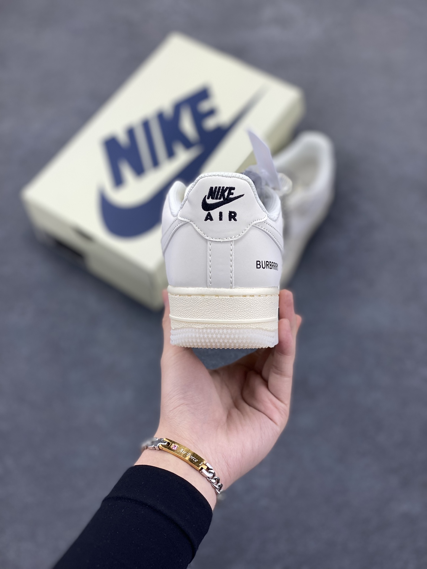 图片[4]-NIke Air Force 1 \’07 Low “巴宝莉联名——米白水晶”空军一号 低帮 运动鞋 休闲鞋 折边针车 工艺难度大 原楦头原纸板 原装鞋盒 定制五金配件 内置全掌气垫 原厂鞋底 货号：BB8588-226 尺码：36 36.5 37.5 38 38.5 39 40 40.5 41 42 42.5 43 44 44.5 45-选品中心