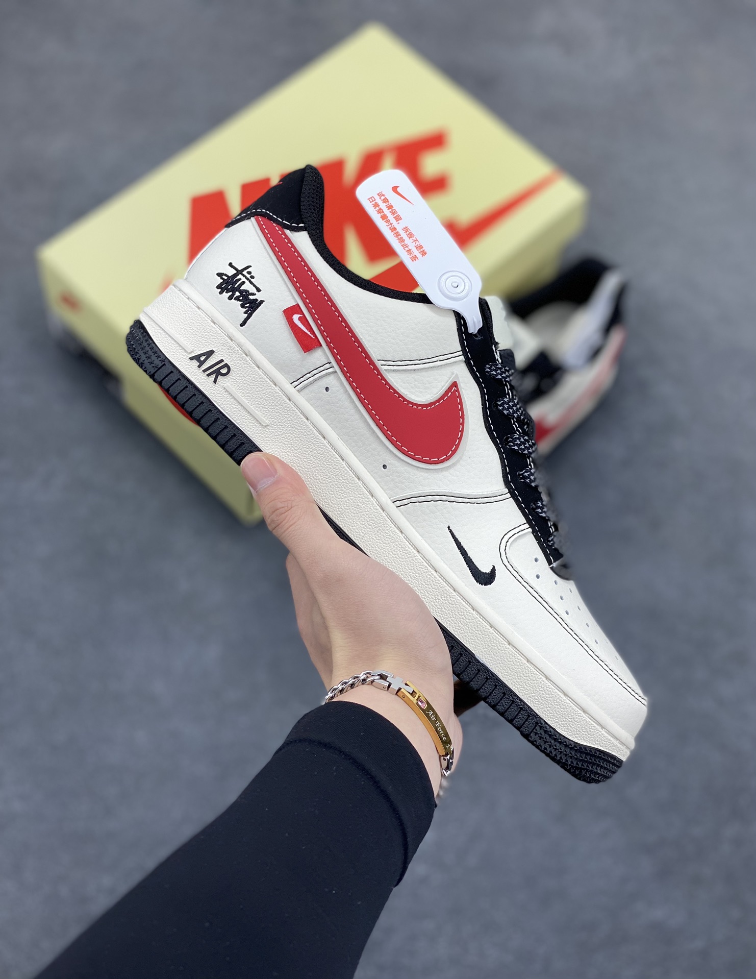 NIke Air Force 1 \’07 Low “斯图西联名——黑线红勾”空军一号 低帮 运动鞋 休闲鞋 折边针车 工艺难度大 原楦头原纸板 原装鞋盒 定制五金配件 内置全掌气垫 原厂鞋底 货号:XS1958-518 尺码:36 36.5 37.5 38 38.5 39 40 40.5 41 42 42.5 43 44 44.5 45-选品中心