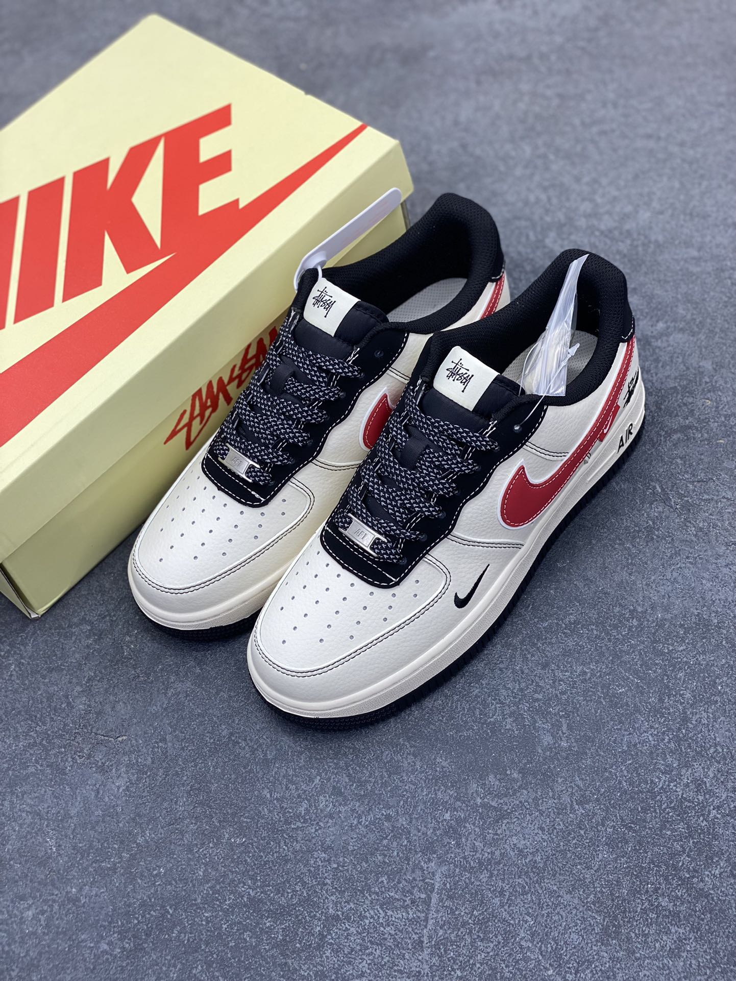 图片[8]-NIke Air Force 1 \’07 Low “斯图西联名——黑线红勾”空军一号 低帮 运动鞋 休闲鞋 折边针车 工艺难度大 原楦头原纸板 原装鞋盒 定制五金配件 内置全掌气垫 原厂鞋底 货号：XS1958-518 尺码：36 36.5 37.5 38 38.5 39 40 40.5 41 42 42.5 43 44 44.5 45-选品中心