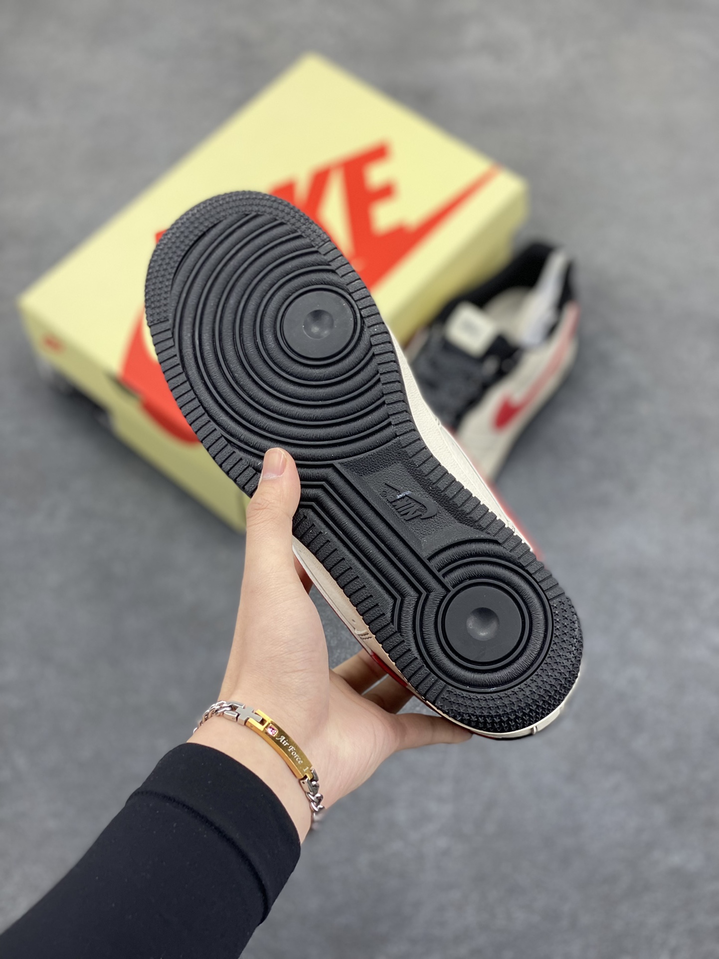 图片[5]-NIke Air Force 1 \’07 Low “斯图西联名——黑线红勾”空军一号 低帮 运动鞋 休闲鞋 折边针车 工艺难度大 原楦头原纸板 原装鞋盒 定制五金配件 内置全掌气垫 原厂鞋底 货号：XS1958-518 尺码：36 36.5 37.5 38 38.5 39 40 40.5 41 42 42.5 43 44 44.5 45-选品中心