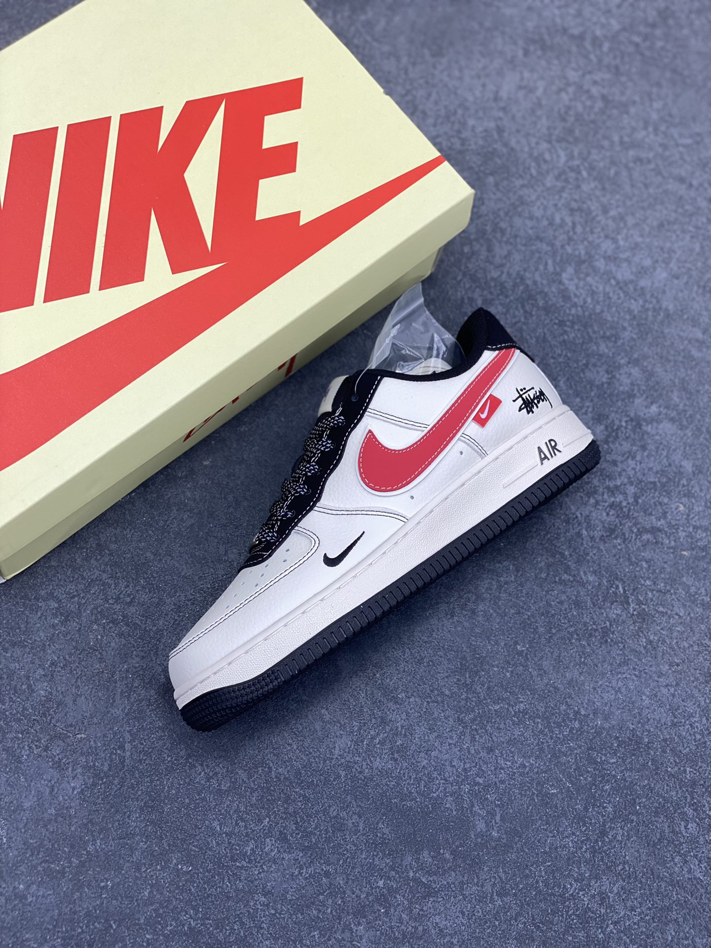 图片[7]-NIke Air Force 1 \’07 Low “斯图西联名——黑线红勾”空军一号 低帮 运动鞋 休闲鞋 折边针车 工艺难度大 原楦头原纸板 原装鞋盒 定制五金配件 内置全掌气垫 原厂鞋底 货号：XS1958-518 尺码：36 36.5 37.5 38 38.5 39 40 40.5 41 42 42.5 43 44 44.5 45-选品中心