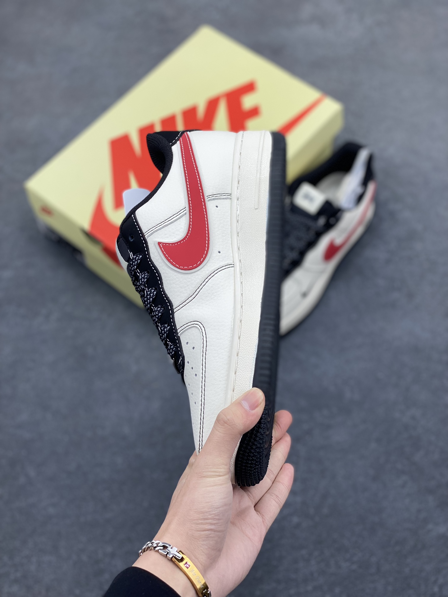 图片[3]-NIke Air Force 1 \’07 Low “斯图西联名——黑线红勾”空军一号 低帮 运动鞋 休闲鞋 折边针车 工艺难度大 原楦头原纸板 原装鞋盒 定制五金配件 内置全掌气垫 原厂鞋底 货号：XS1958-518 尺码：36 36.5 37.5 38 38.5 39 40 40.5 41 42 42.5 43 44 44.5 45-选品中心