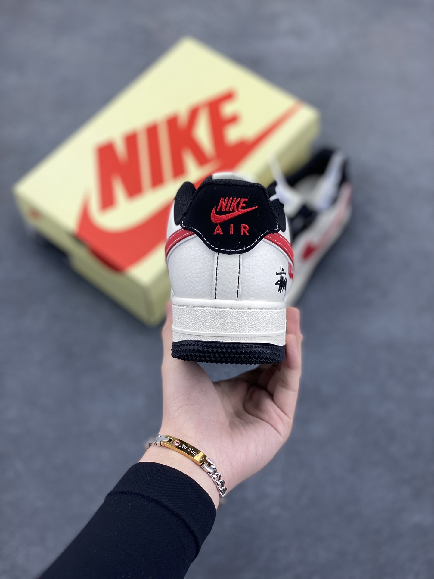 图片[4]-NIke Air Force 1 \’07 Low “斯图西联名——黑线红勾”空军一号 低帮 运动鞋 休闲鞋 折边针车 工艺难度大 原楦头原纸板 原装鞋盒 定制五金配件 内置全掌气垫 原厂鞋底 货号：XS1958-518 尺码：36 36.5 37.5 38 38.5 39 40 40.5 41 42 42.5 43 44 44.5 45-选品中心