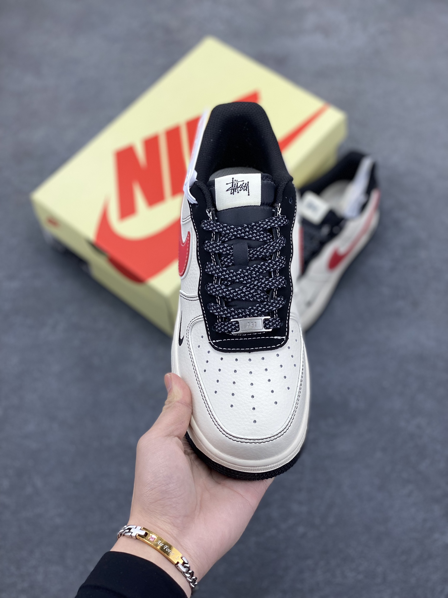 图片[2]-NIke Air Force 1 \’07 Low “斯图西联名——黑线红勾”空军一号 低帮 运动鞋 休闲鞋 折边针车 工艺难度大 原楦头原纸板 原装鞋盒 定制五金配件 内置全掌气垫 原厂鞋底 货号：XS1958-518 尺码：36 36.5 37.5 38 38.5 39 40 40.5 41 42 42.5 43 44 44.5 45-选品中心